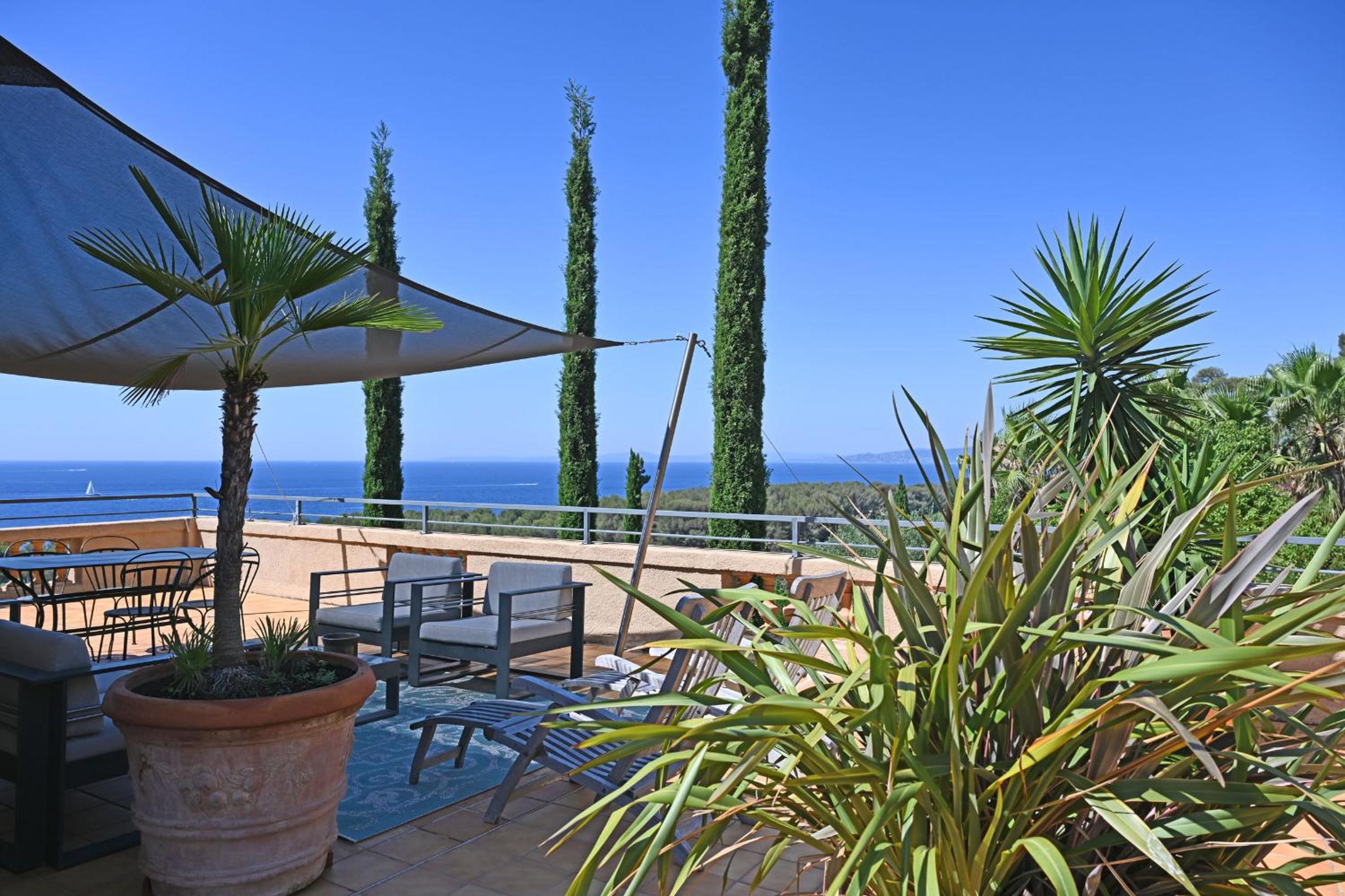 One-Bedroom Apartment with Terrace and Sea View - First Floor