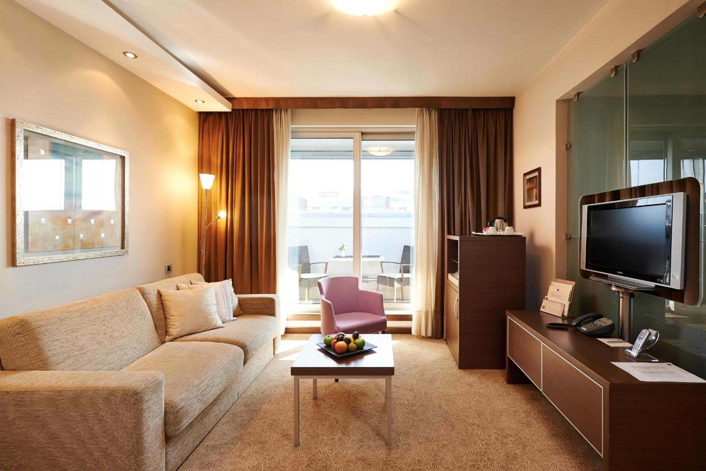 Superior Suite - Photo 9