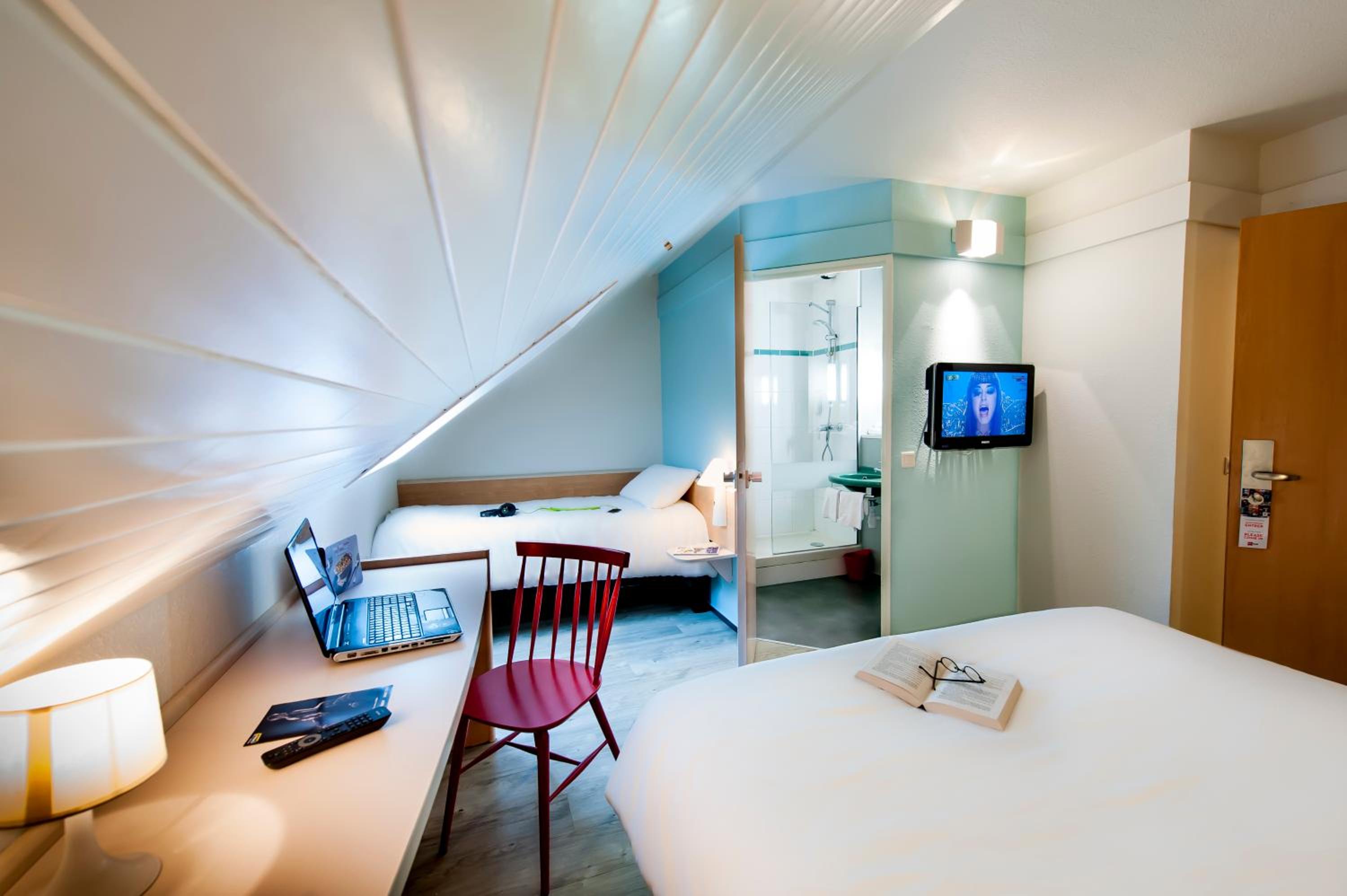 Standard Twin Room - Photo 2