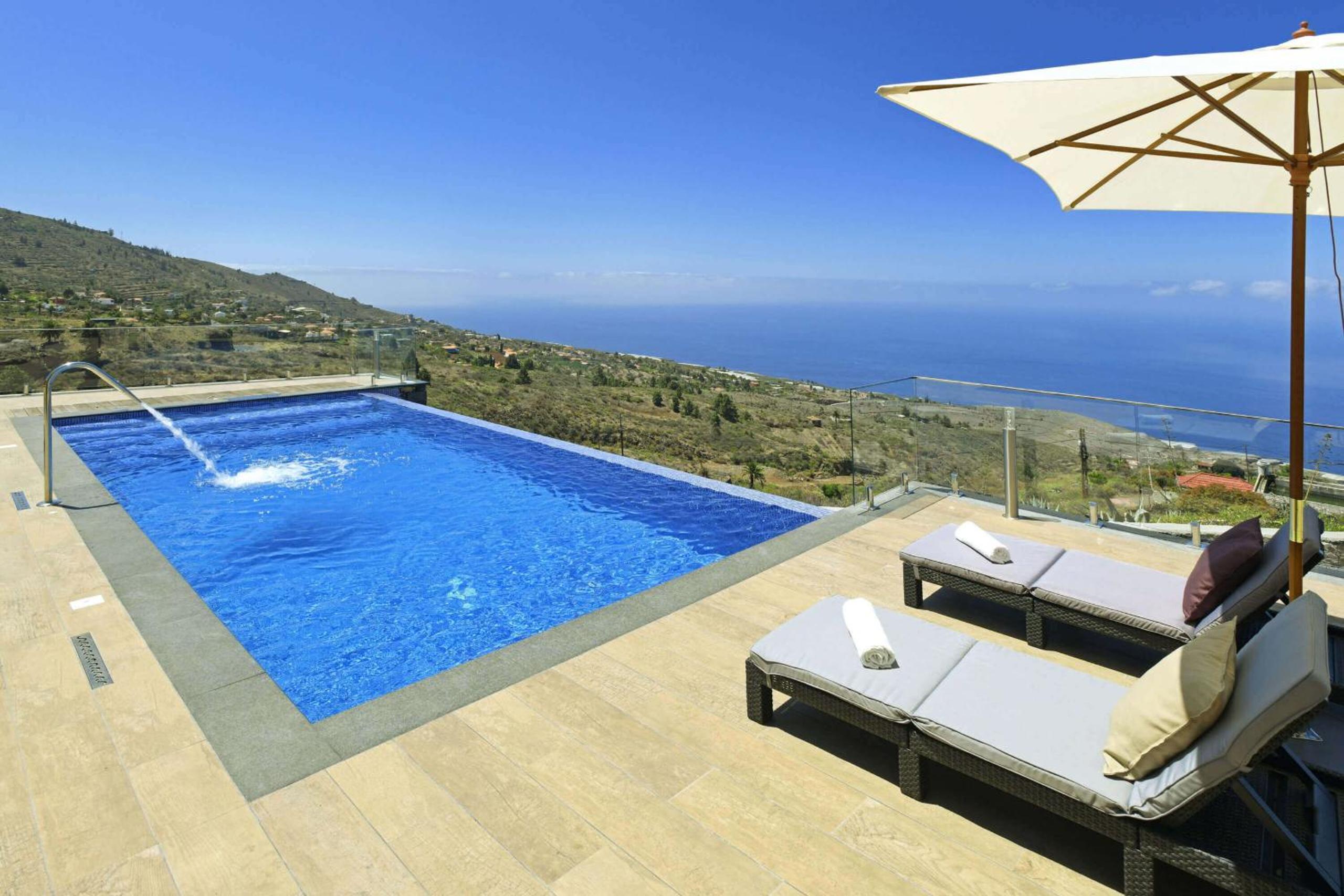 Three-Bedroom Villa photo 2