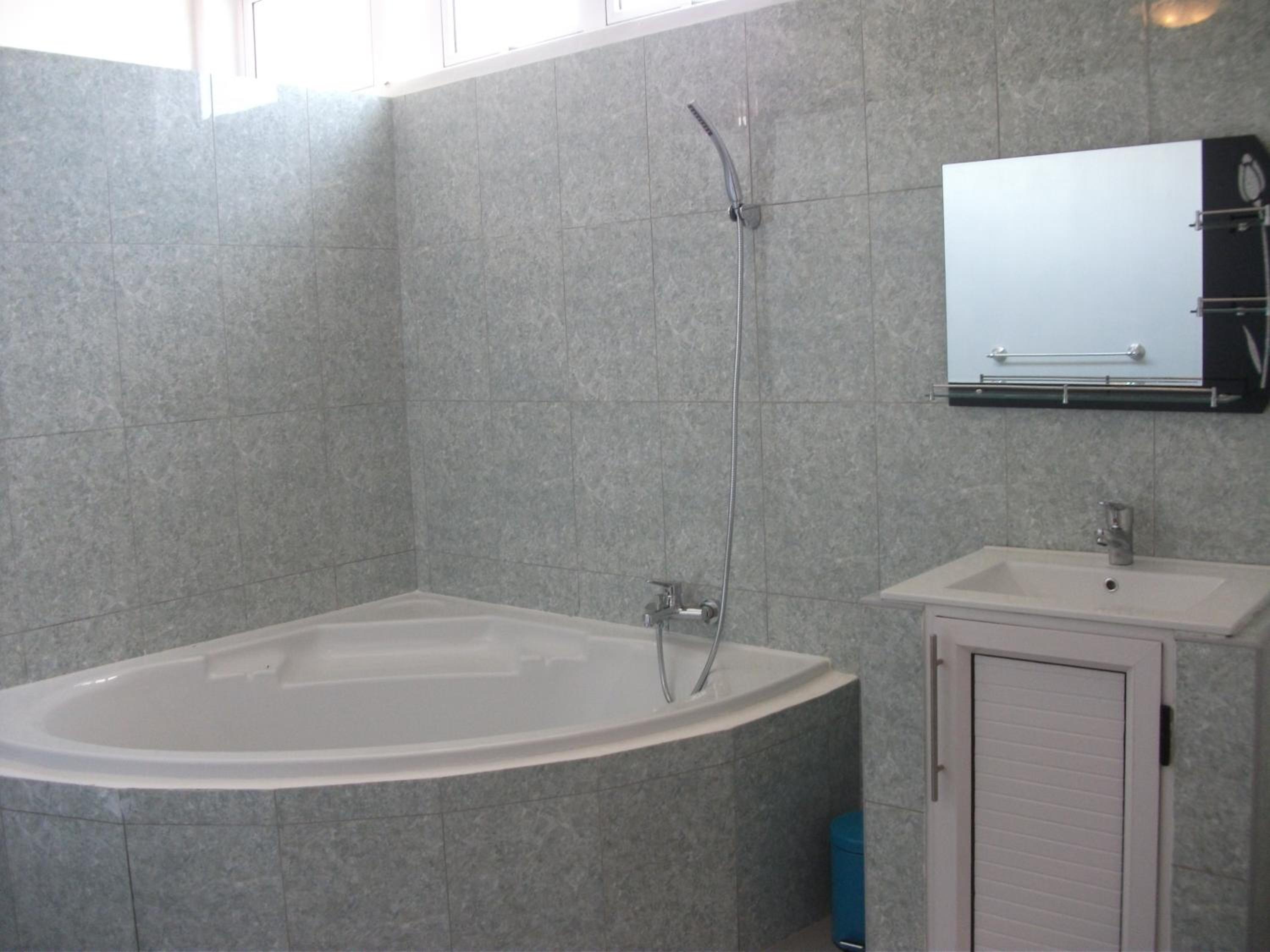 Double Room with Private Bathroom - Photo 2