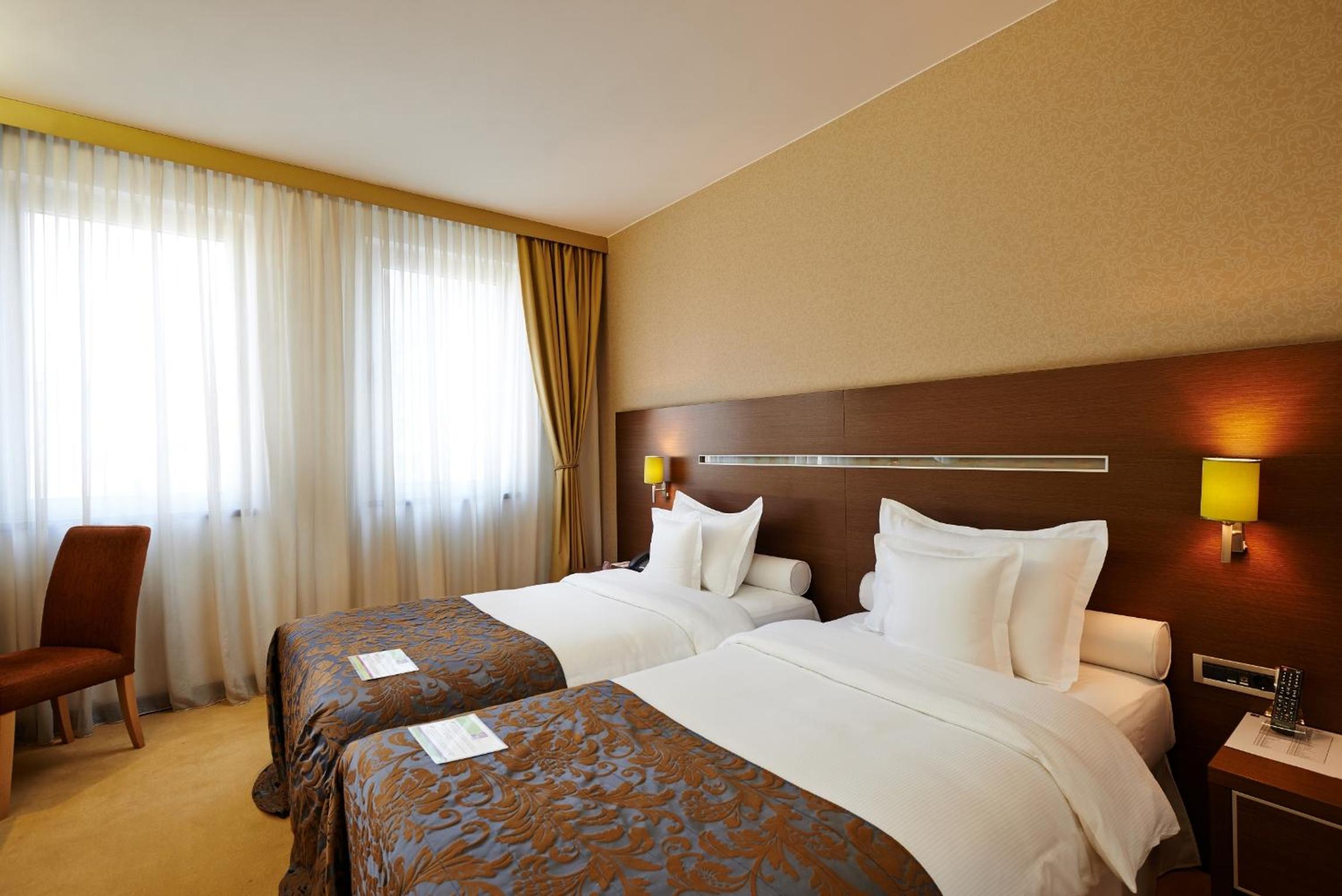 Twin Room - Photo 1