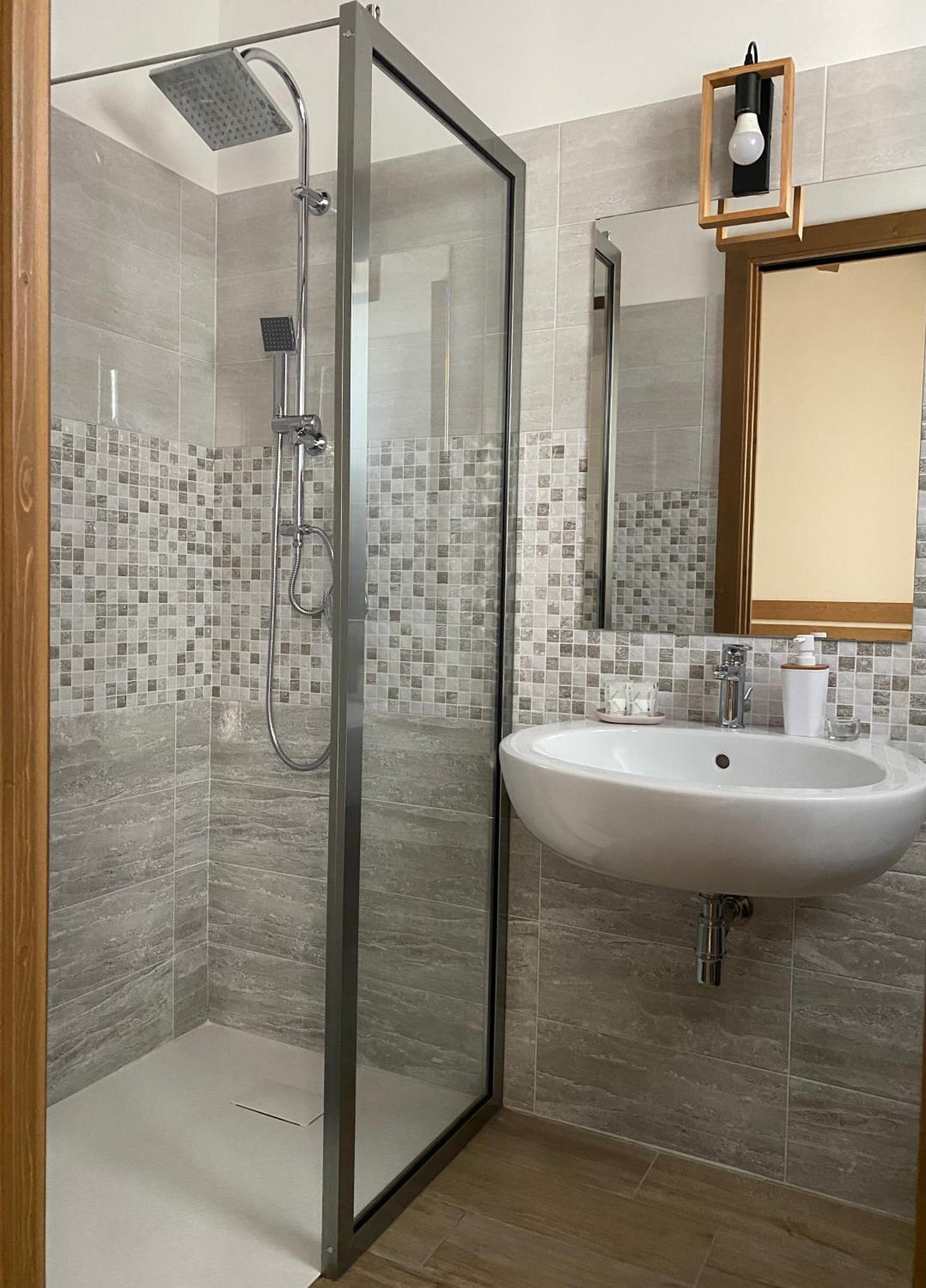 Double or Twin Room - Photo 15