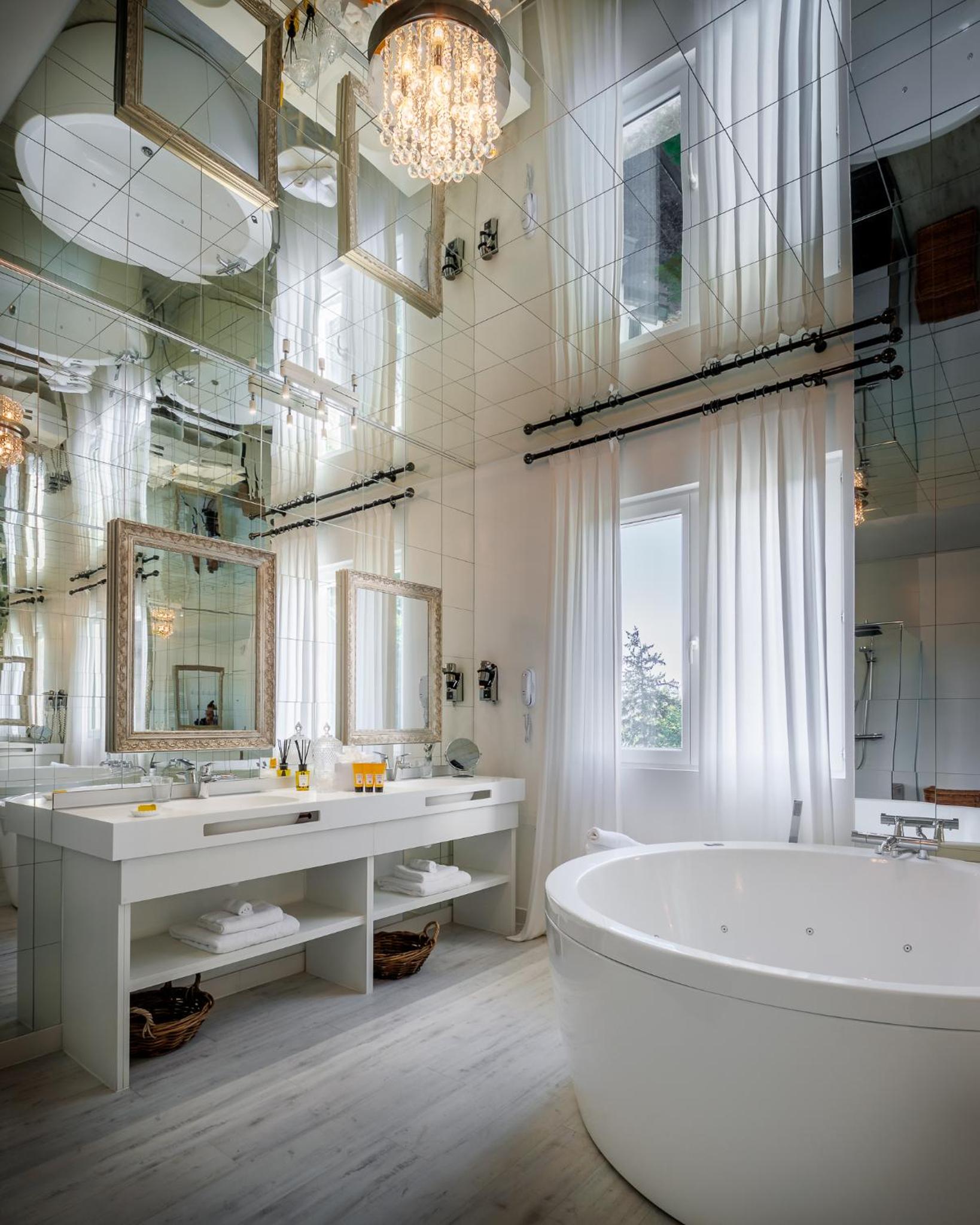 Suite Familiale avec Balcon et Accès Gratuit au Spa – Vue sur Sanctuaire