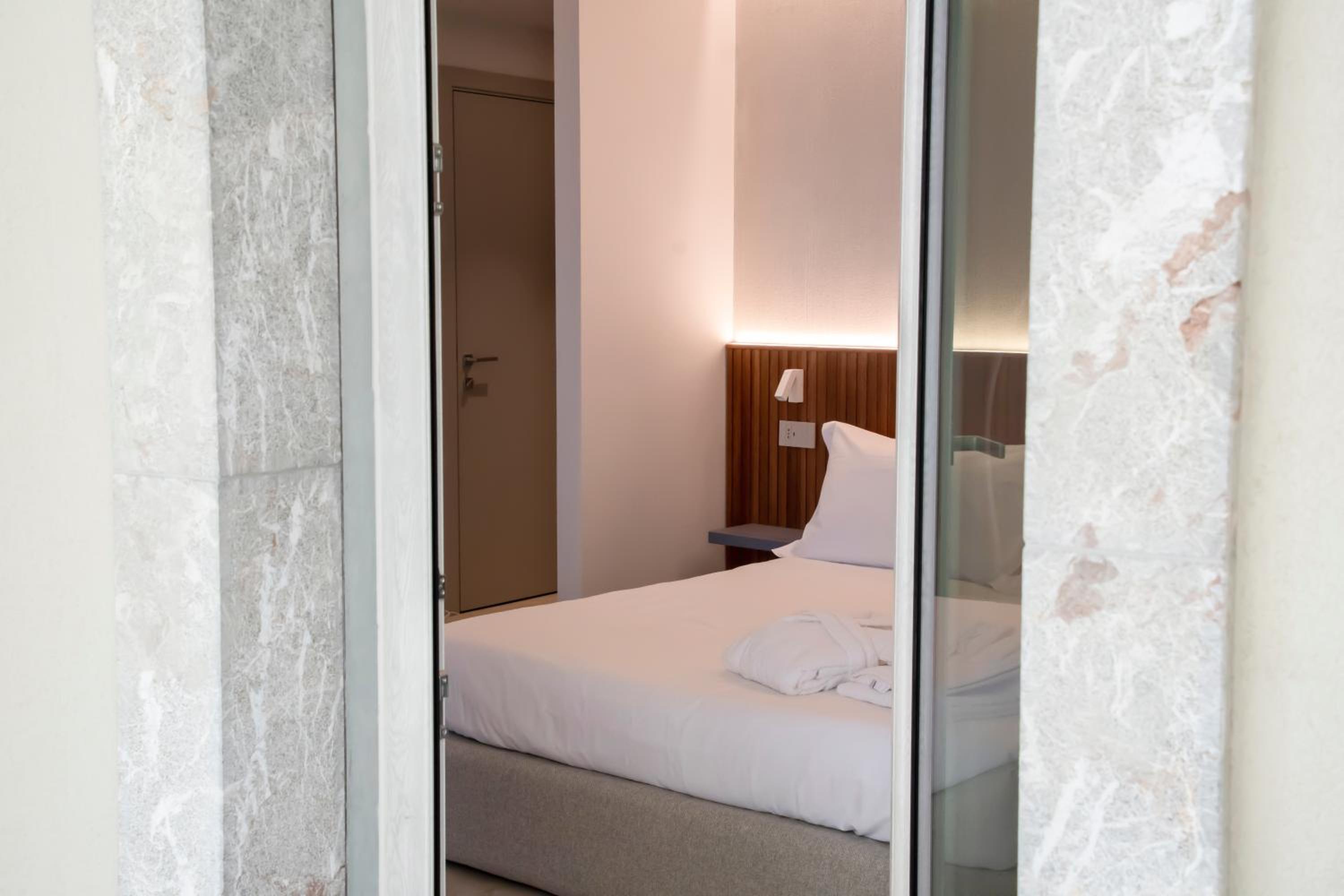 Deluxe Double Room with Balcony photo 3