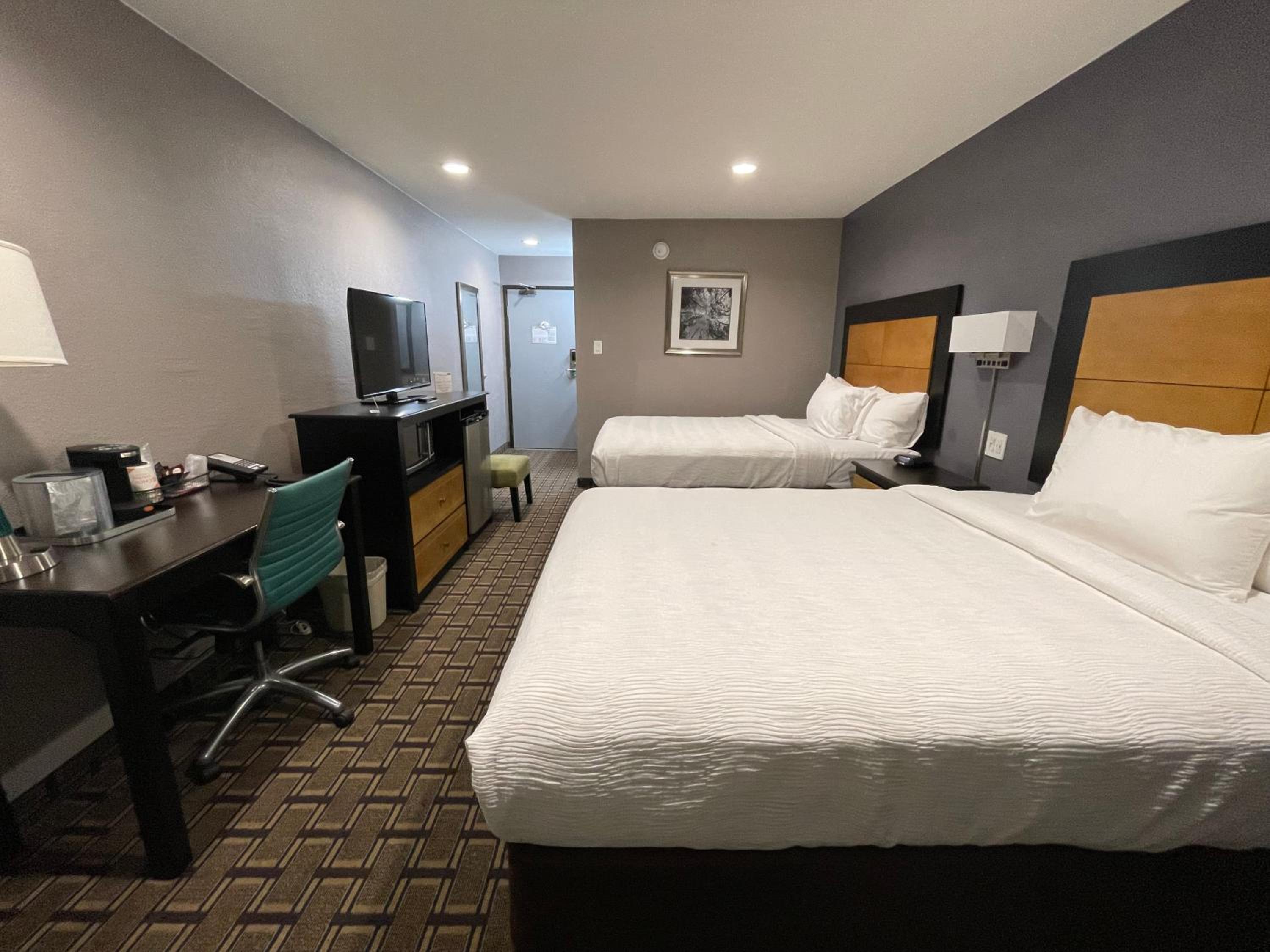 Standard Queen Room with Two Queen Beds - Non Smoking  photo 3