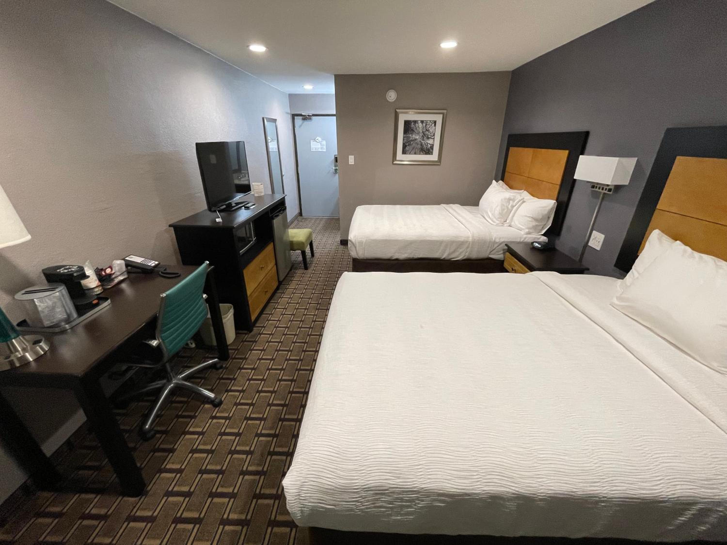 Standard Queen Room with Two Queen Beds - Non Smoking  photo 2