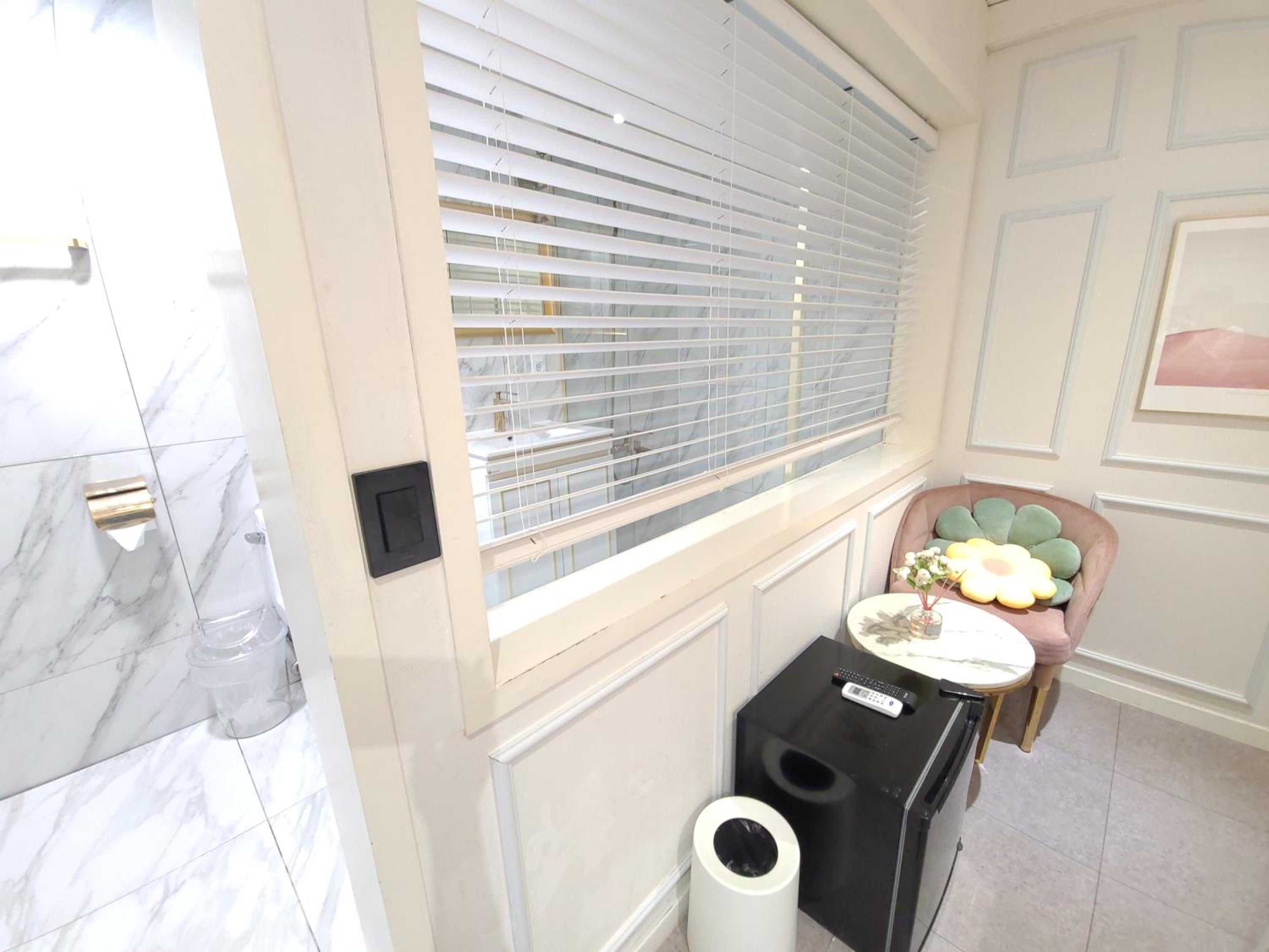 Deluxe Double Room with Shower - Photo 5