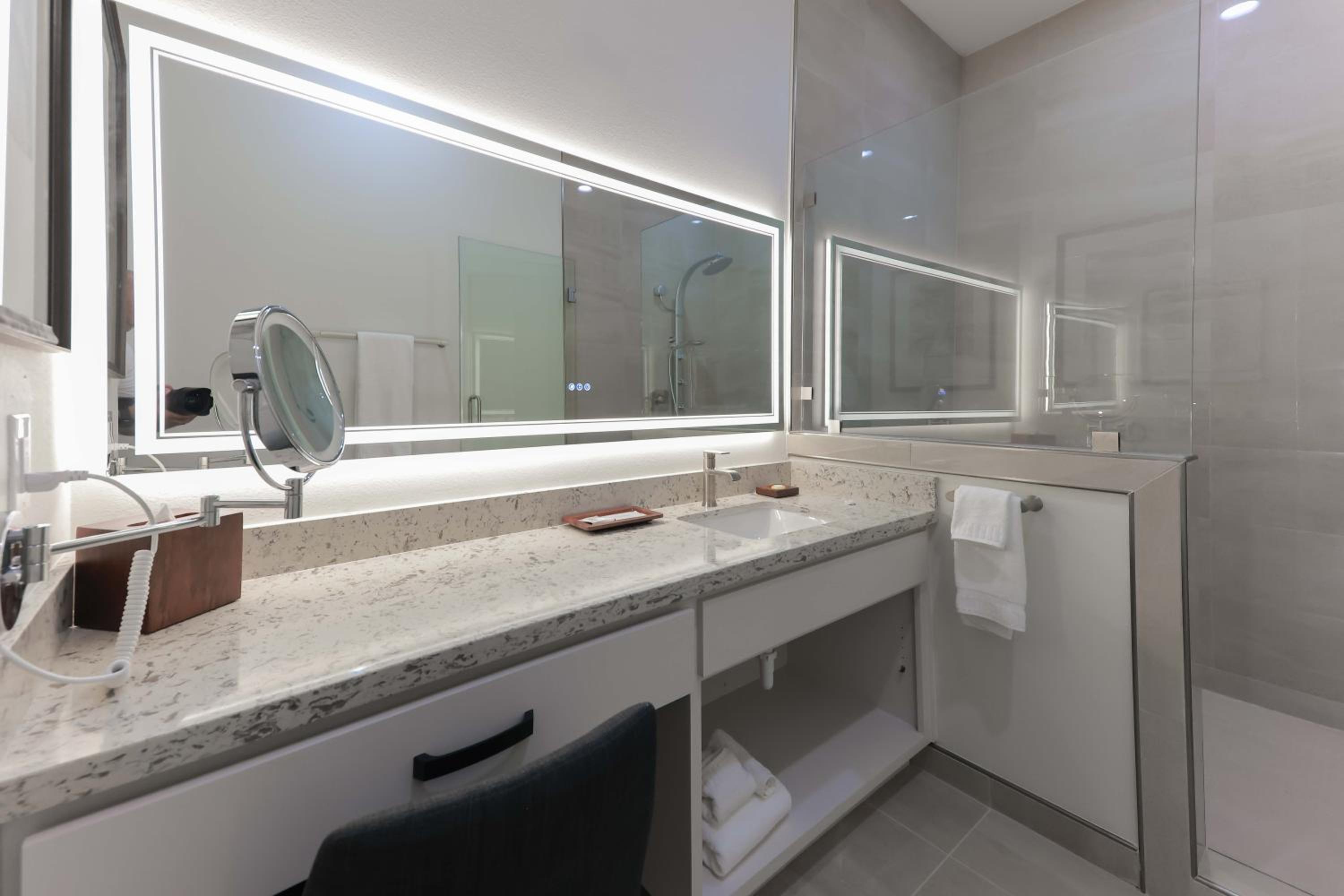 Deluxe King Room - Photo 5