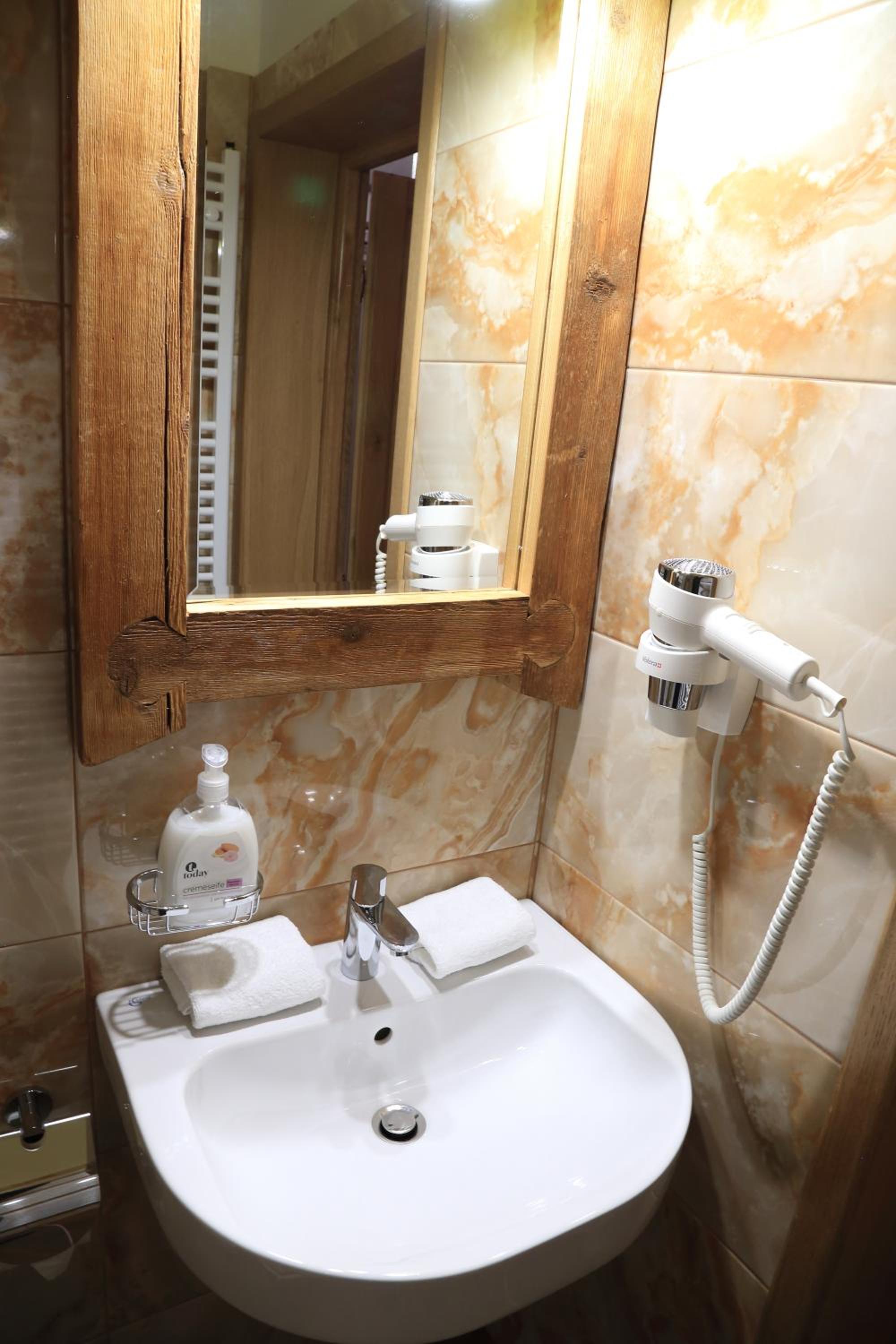 Double Room with Balcony - Photo 8