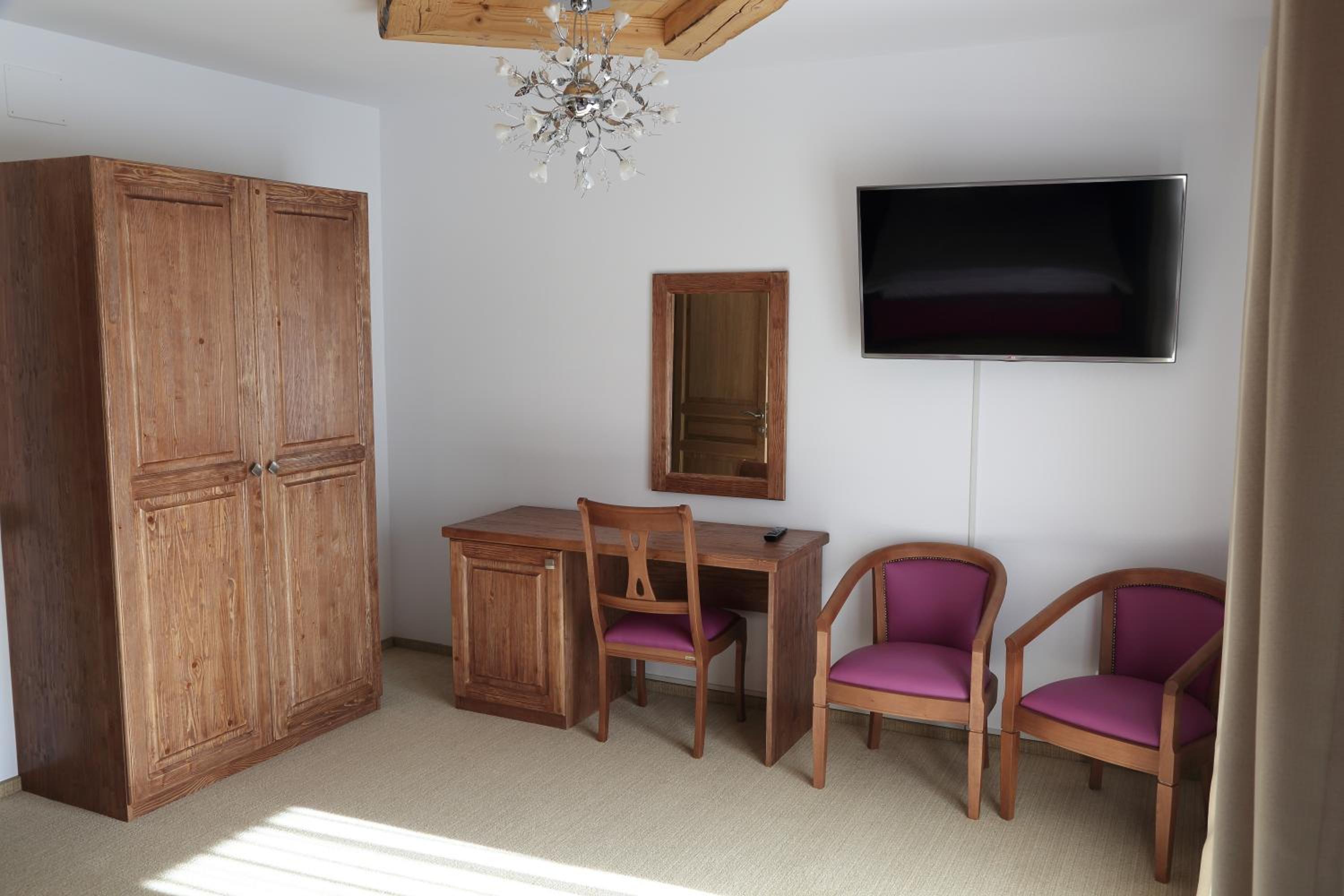 Double Room with Balcony - Photo 11