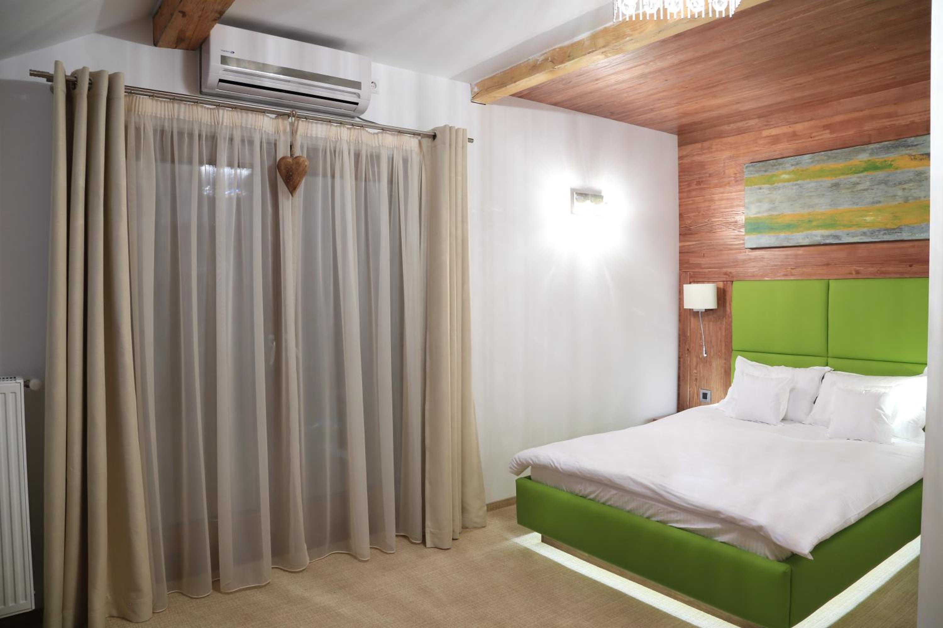 Double Room with Balcony - Photo 9