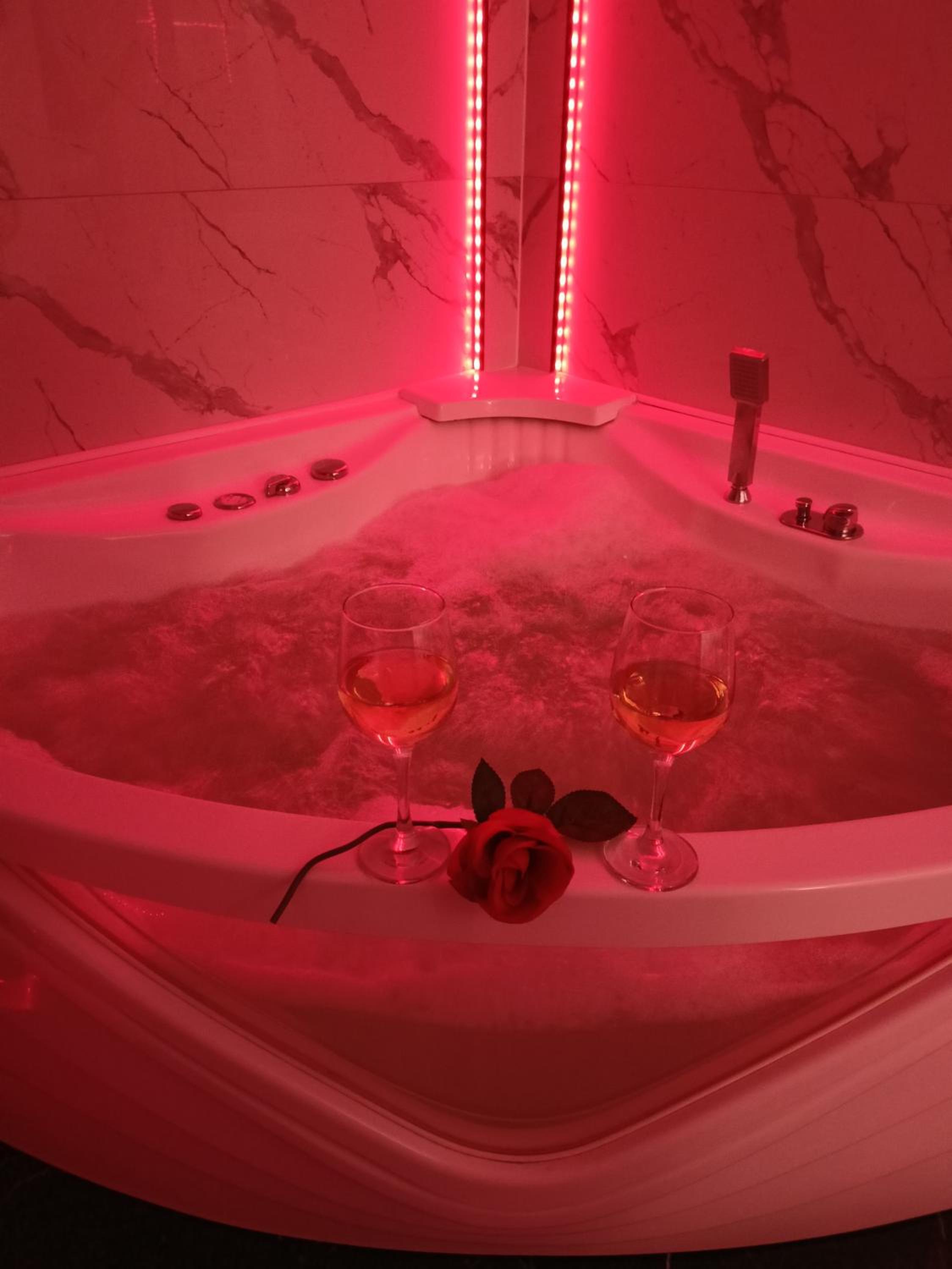 Queen Room with Spa Bath - Photo 21