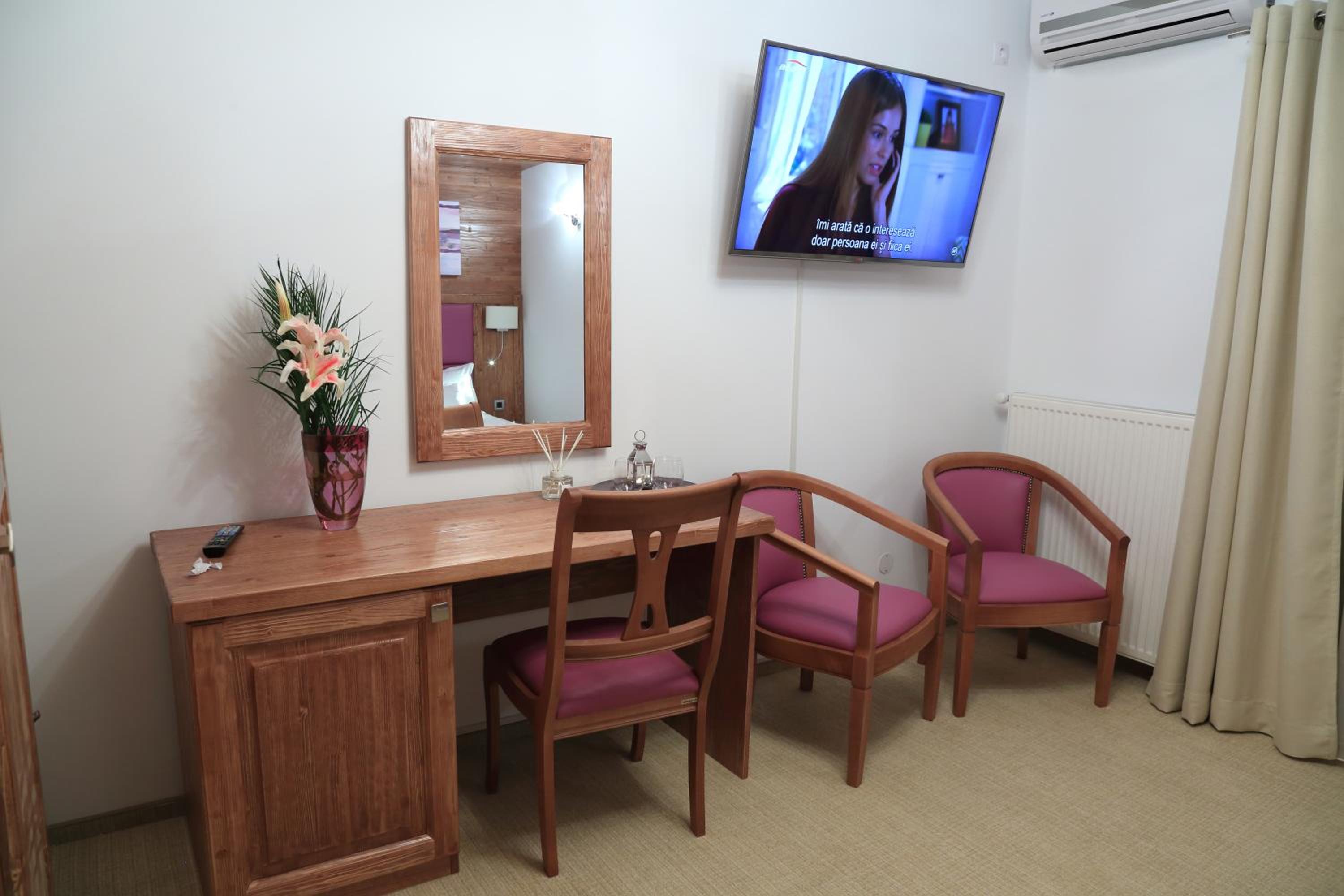 Double Room with Balcony - Photo 3