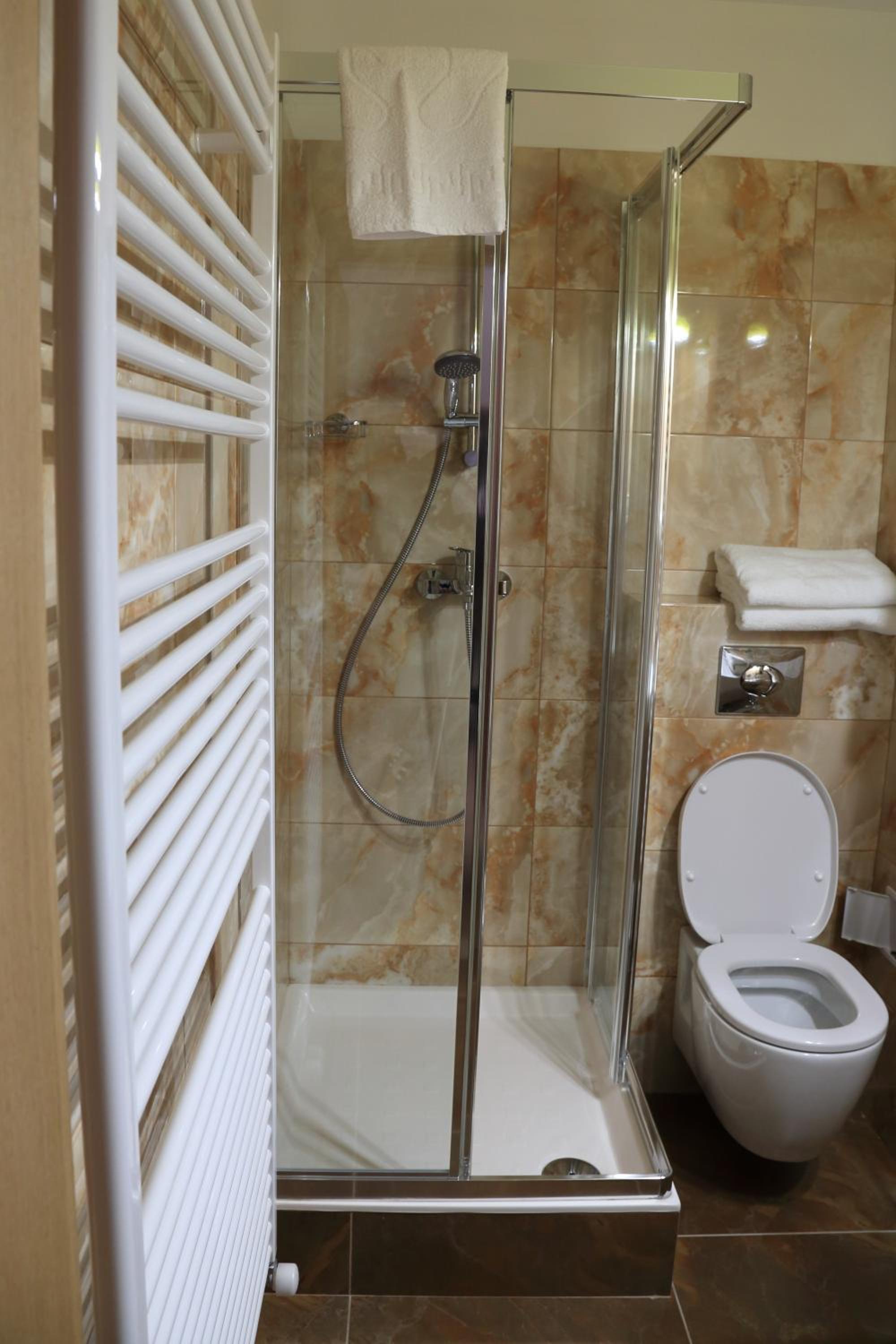 Double Room with Balcony - Photo 10