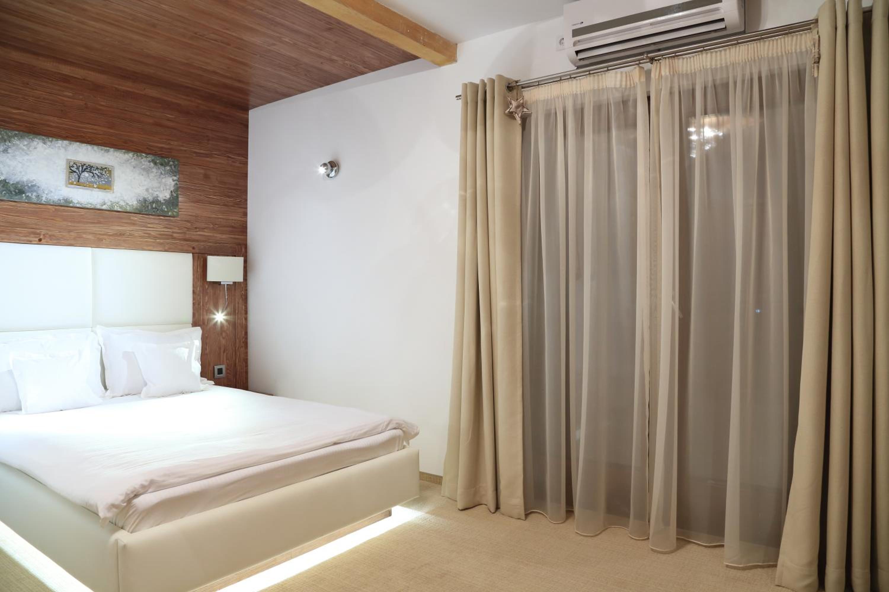 Apartment with Balcony - Photo 9