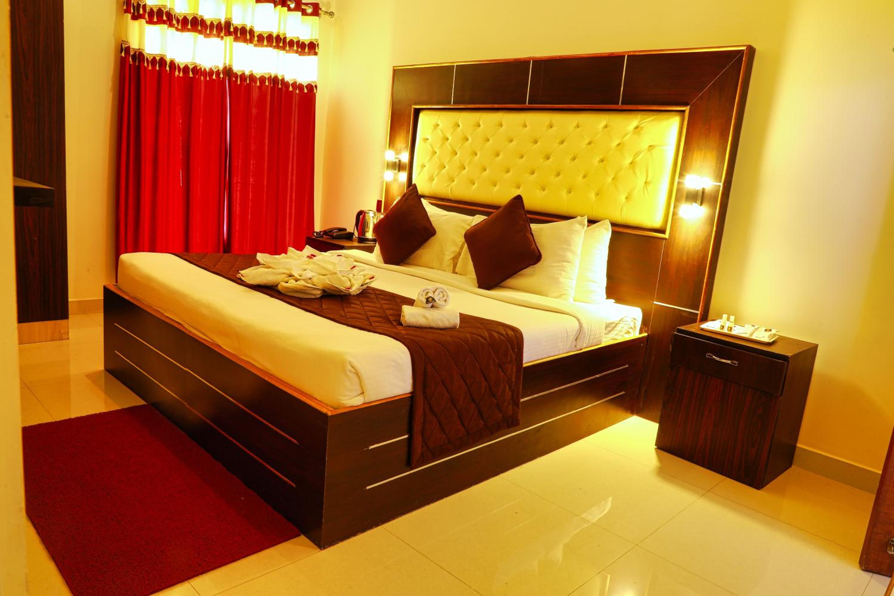 Deluxe Double Room with Balcony photo 2