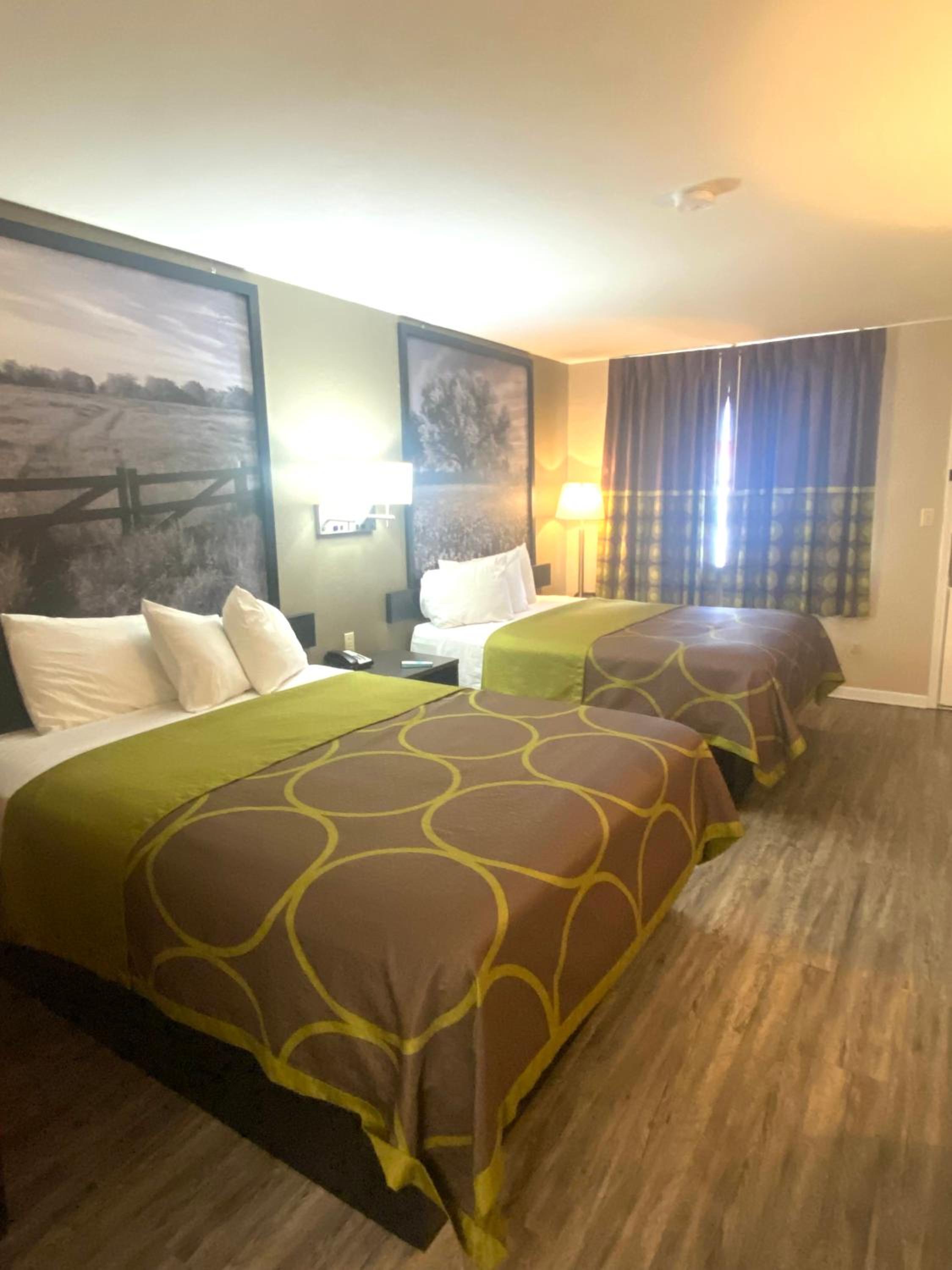 Queen Room with Two Queen Beds and Roll-In Shower - Mobility Accessible/Non-Smoking - Photo 2