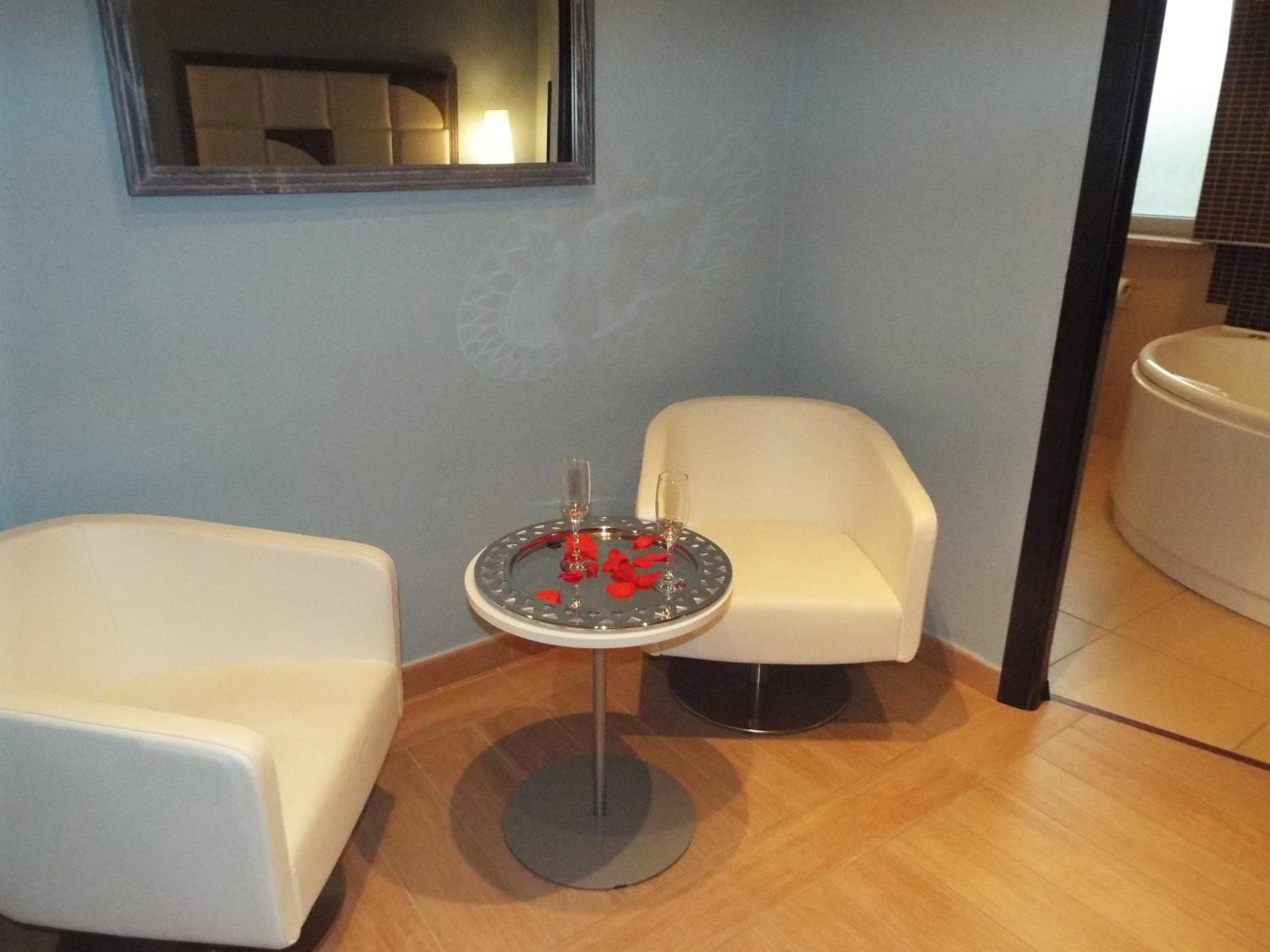 Deluxe Junior Suite - Photo 8