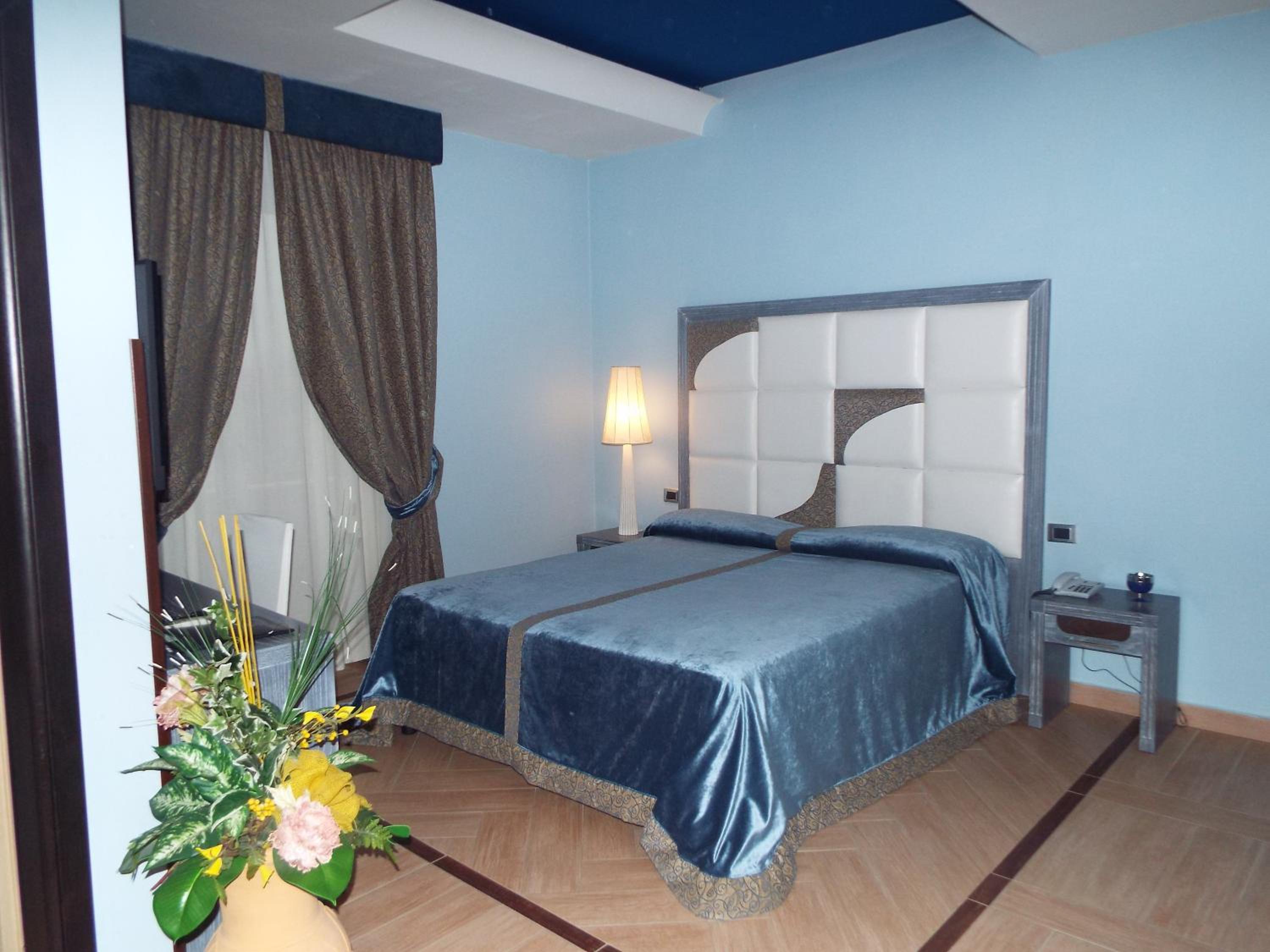 Deluxe Junior Suite - Photo 9