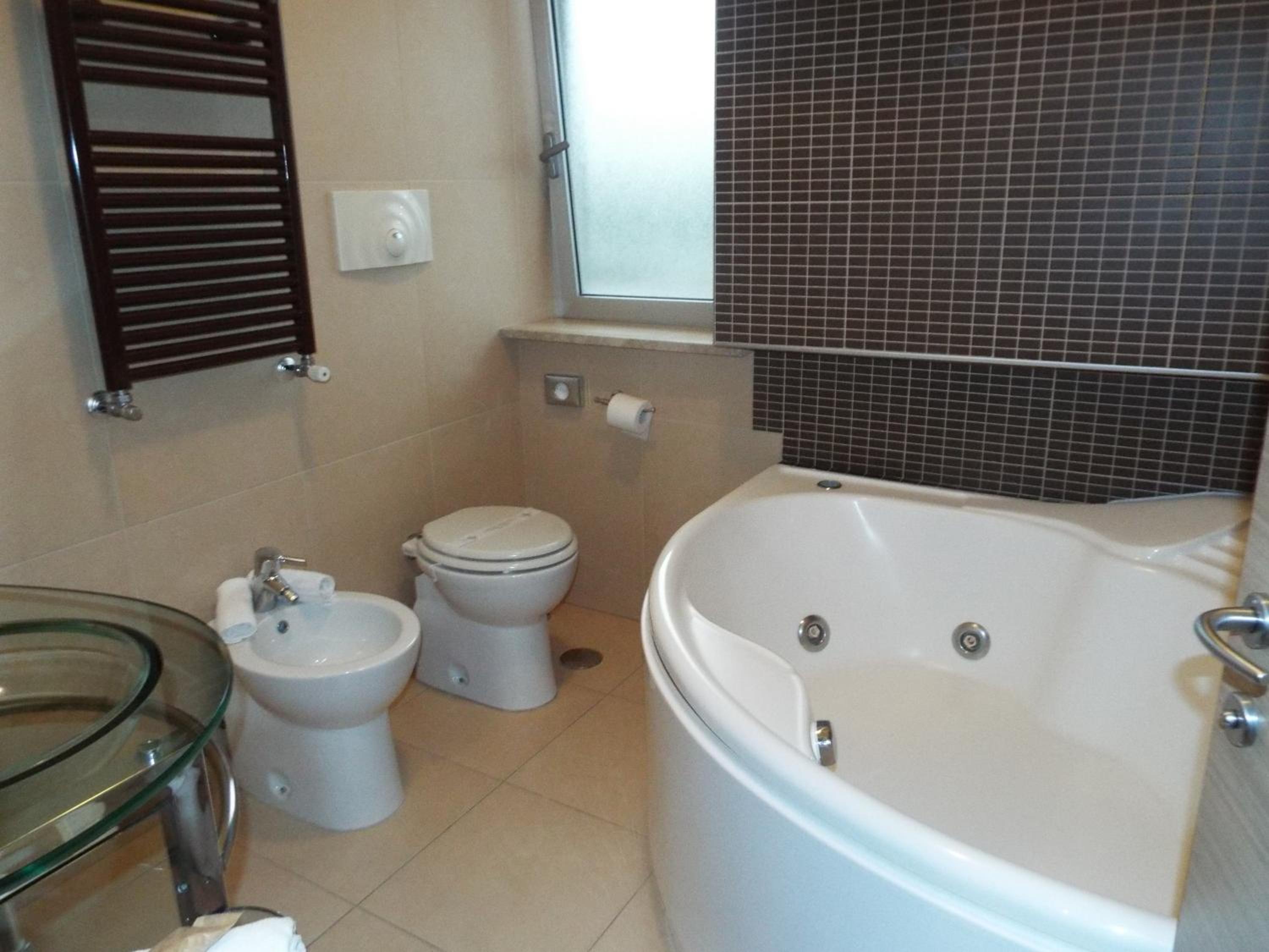 Deluxe Junior Suite - Photo 10