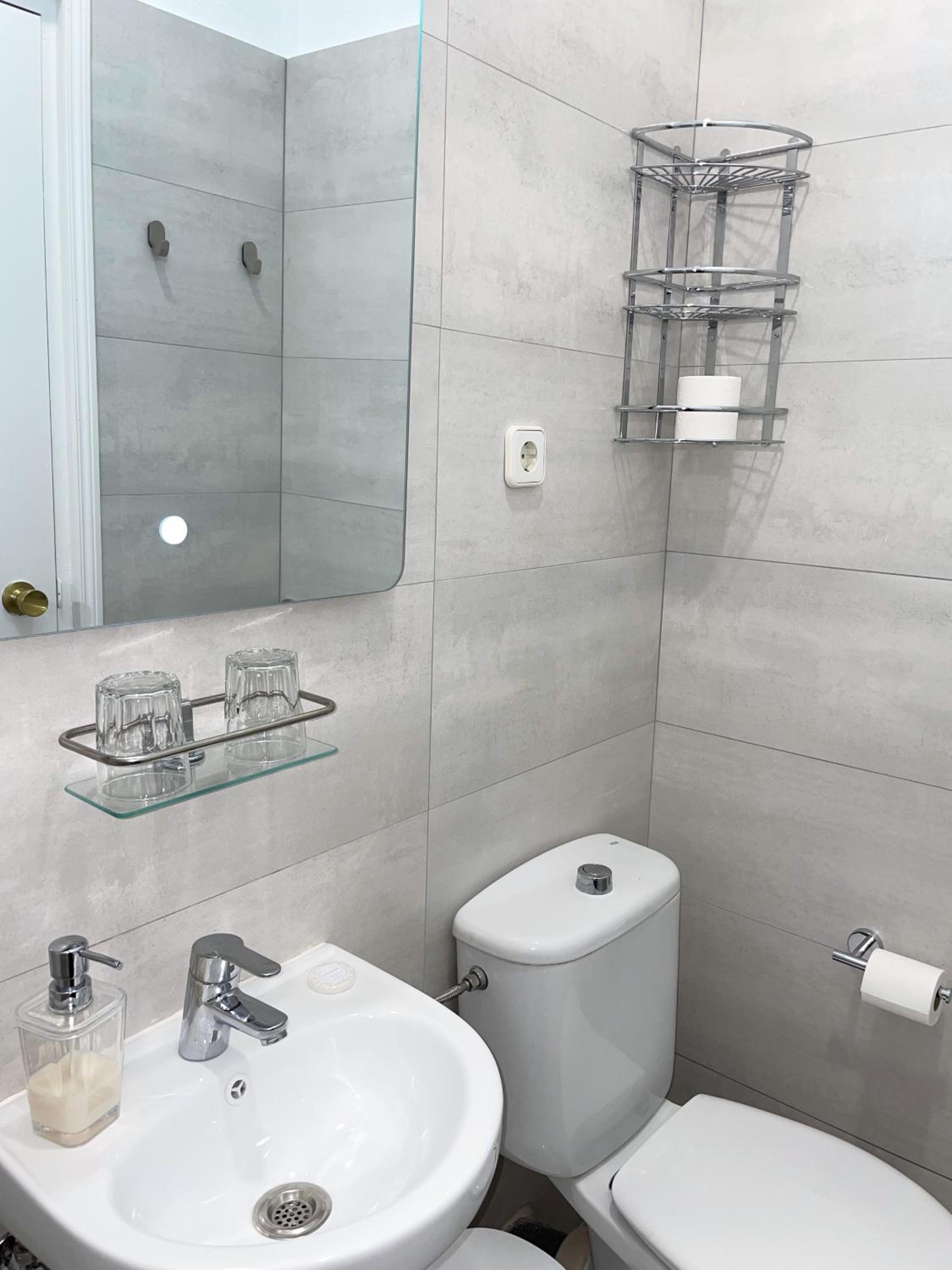 Twin Room with Private Bathroom photo 2
