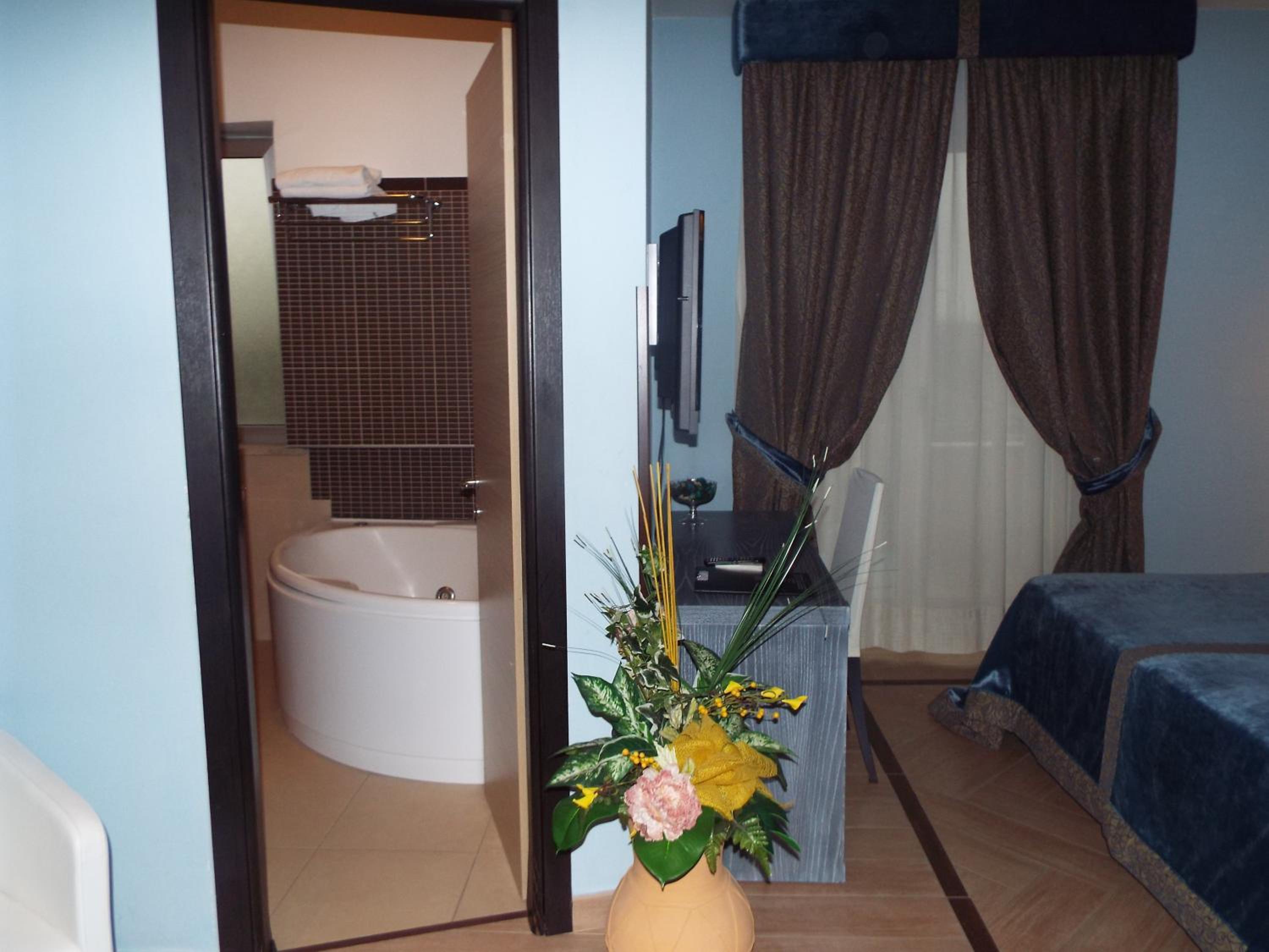 Deluxe Junior Suite - Photo 11