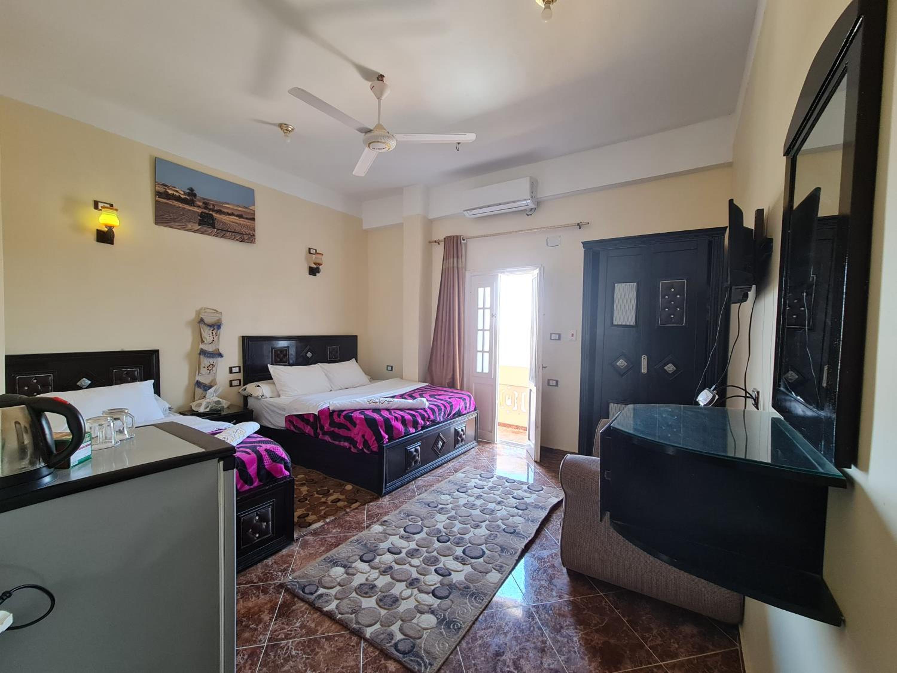 Deluxe Double Room with Bath - Photo 4