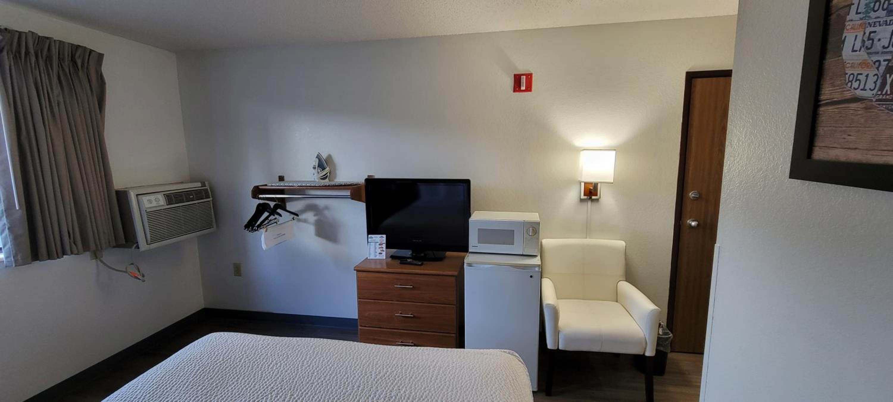 Queen Room with Bath Tub - Mobility Accessible/Non-Smoking photo 3