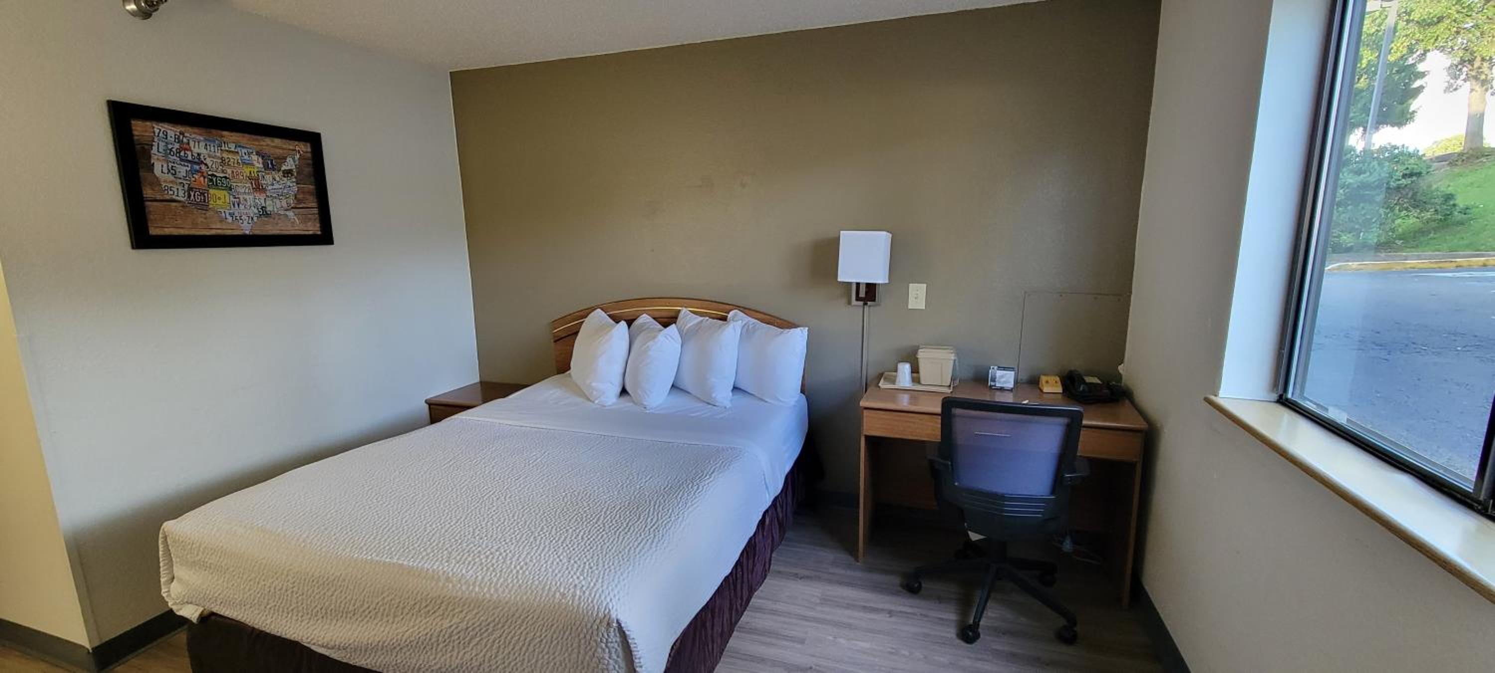 Queen Room with Bath Tub - Mobility Accessible/Non-Smoking photo 2