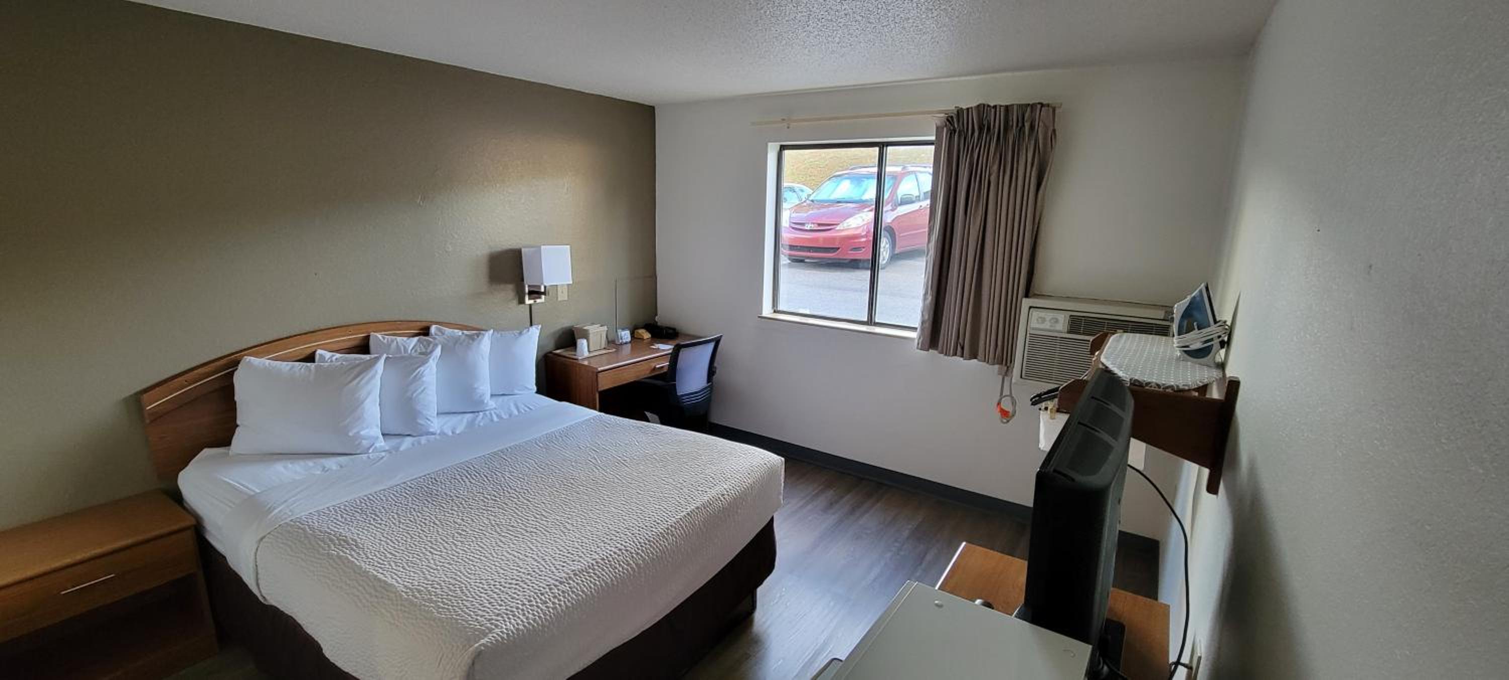 Queen Room with Bath Tub - Mobility Accessible/Non-Smoking photo 1