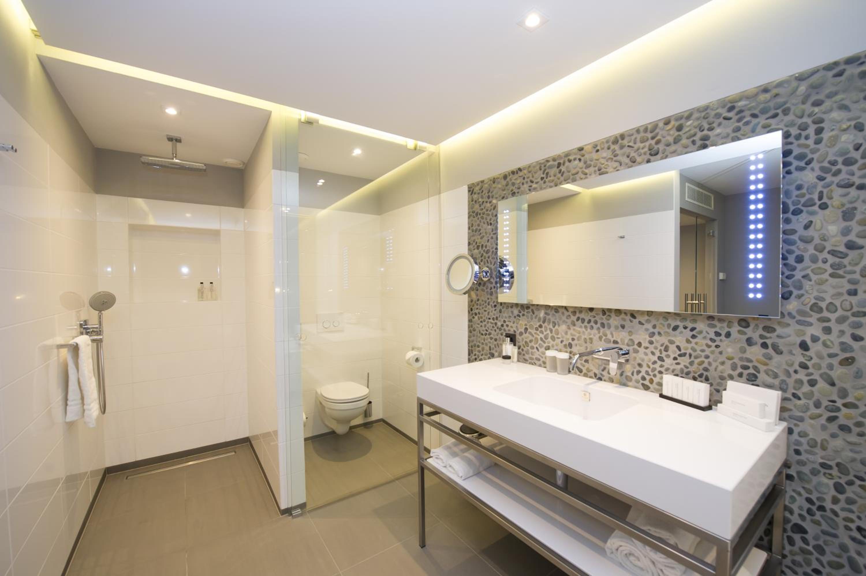East Suite - Photo 3