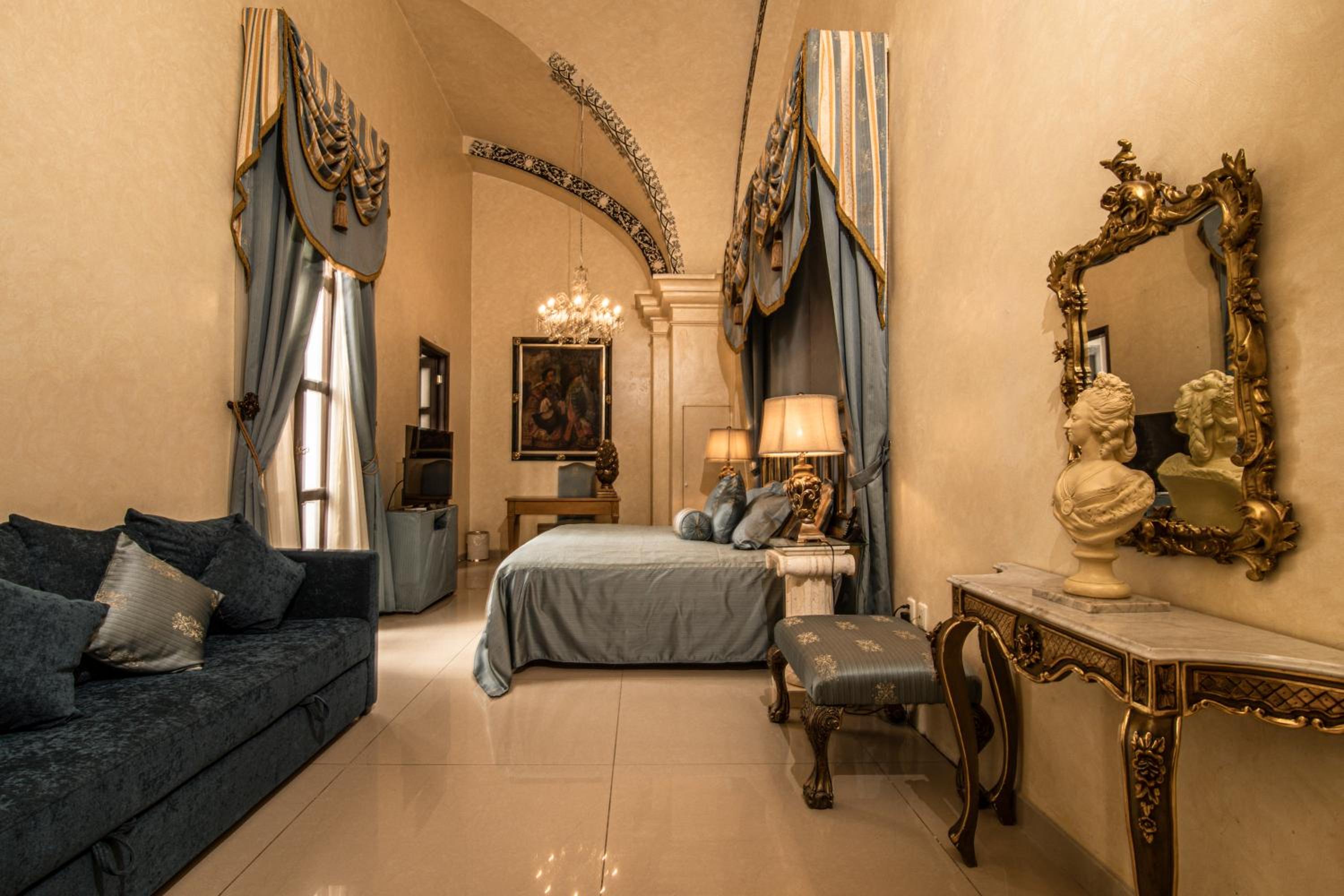 Deluxe King Suite - Photo 4