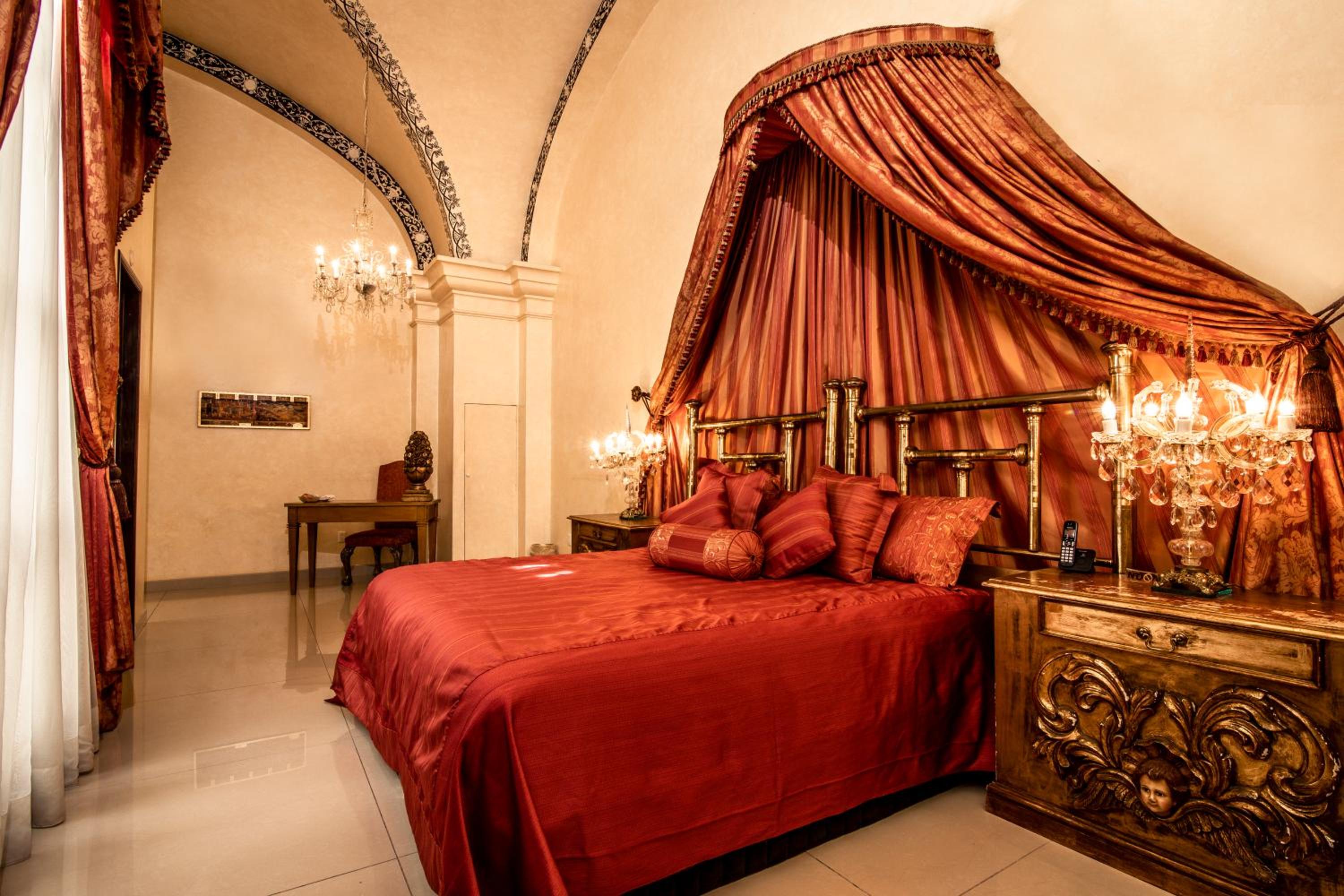 Deluxe King Suite - Photo 6