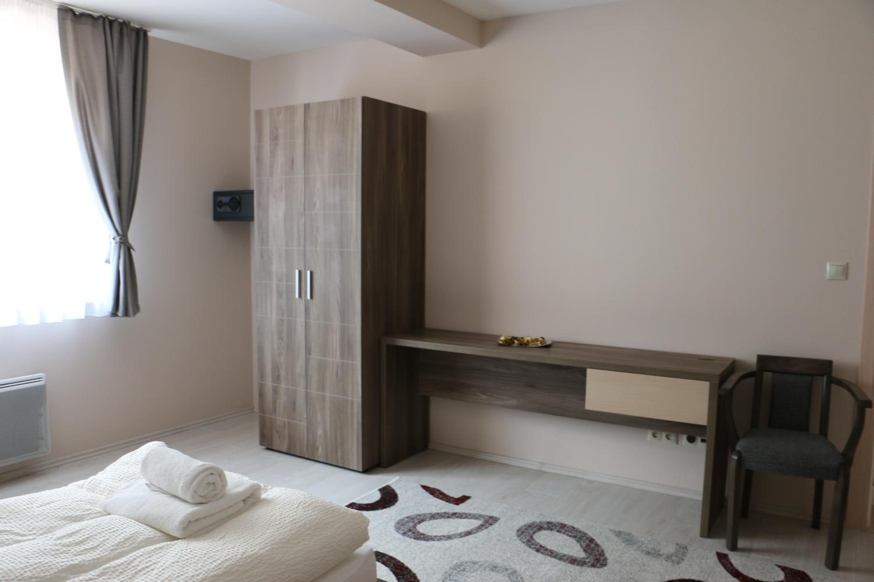 Two-Bedroom Apartment with Mountain View - Photo 7