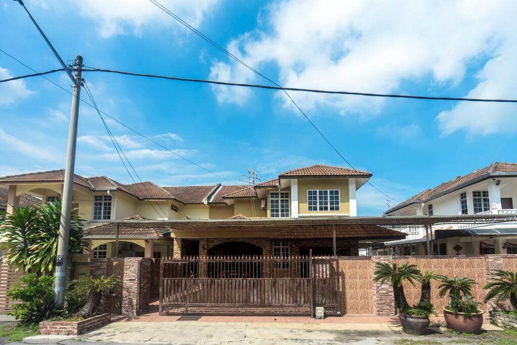 Four-Bedroom House photo 1