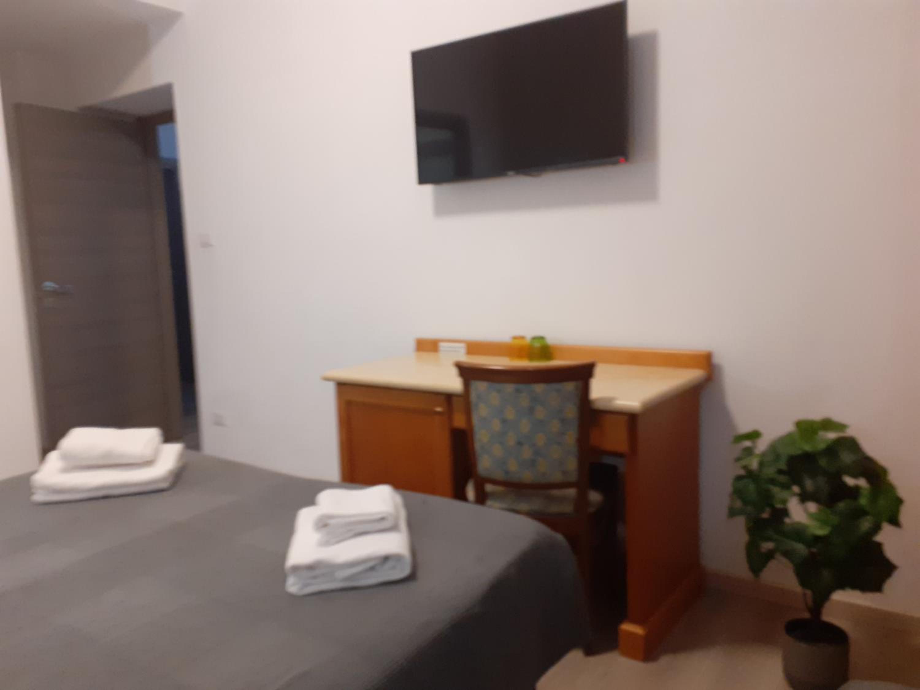 Economy Triple Room photo 3