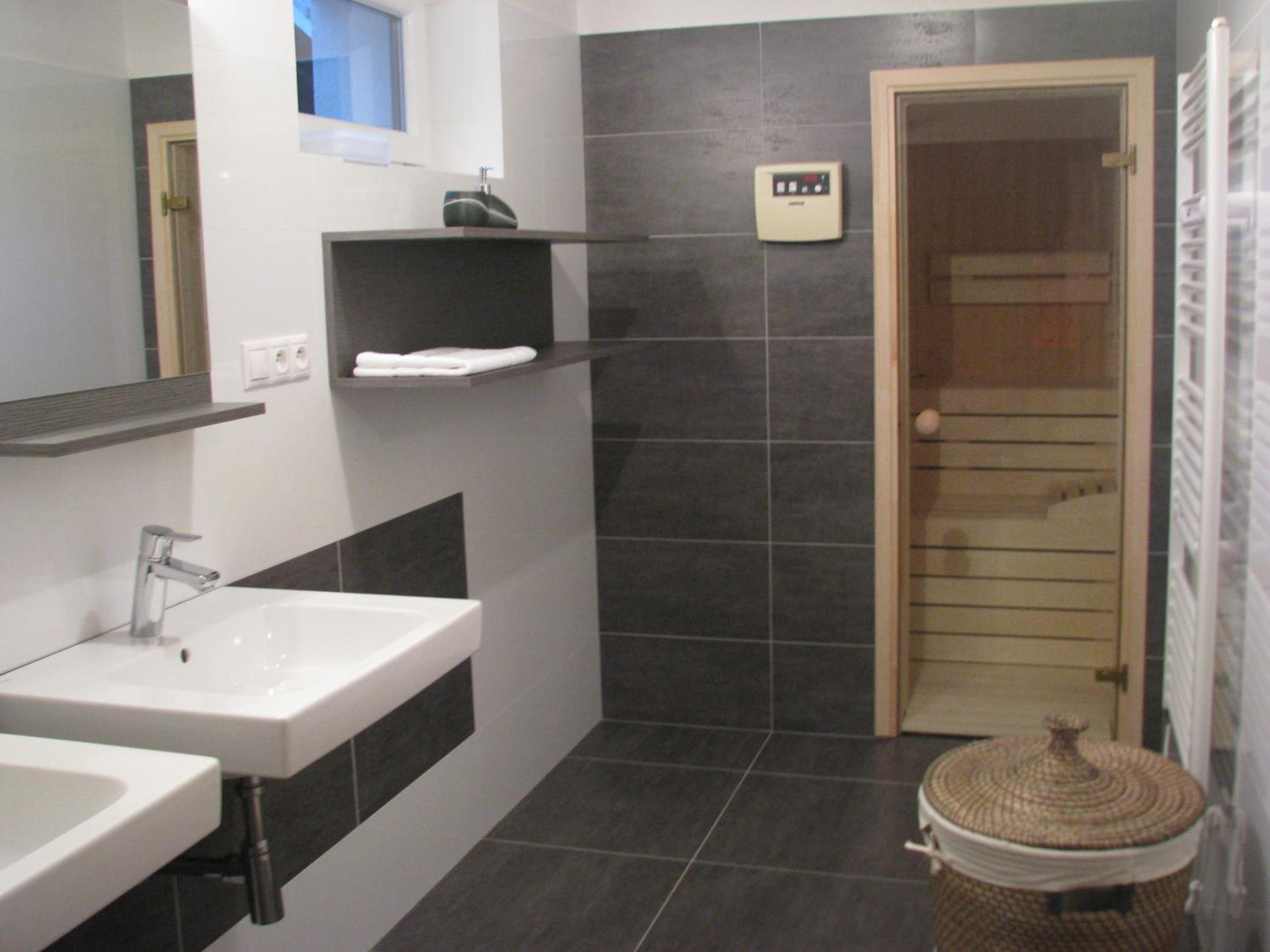 Deluxe Three-Bedroom Apartment with Terrace and free Hot Tub - Photo 9