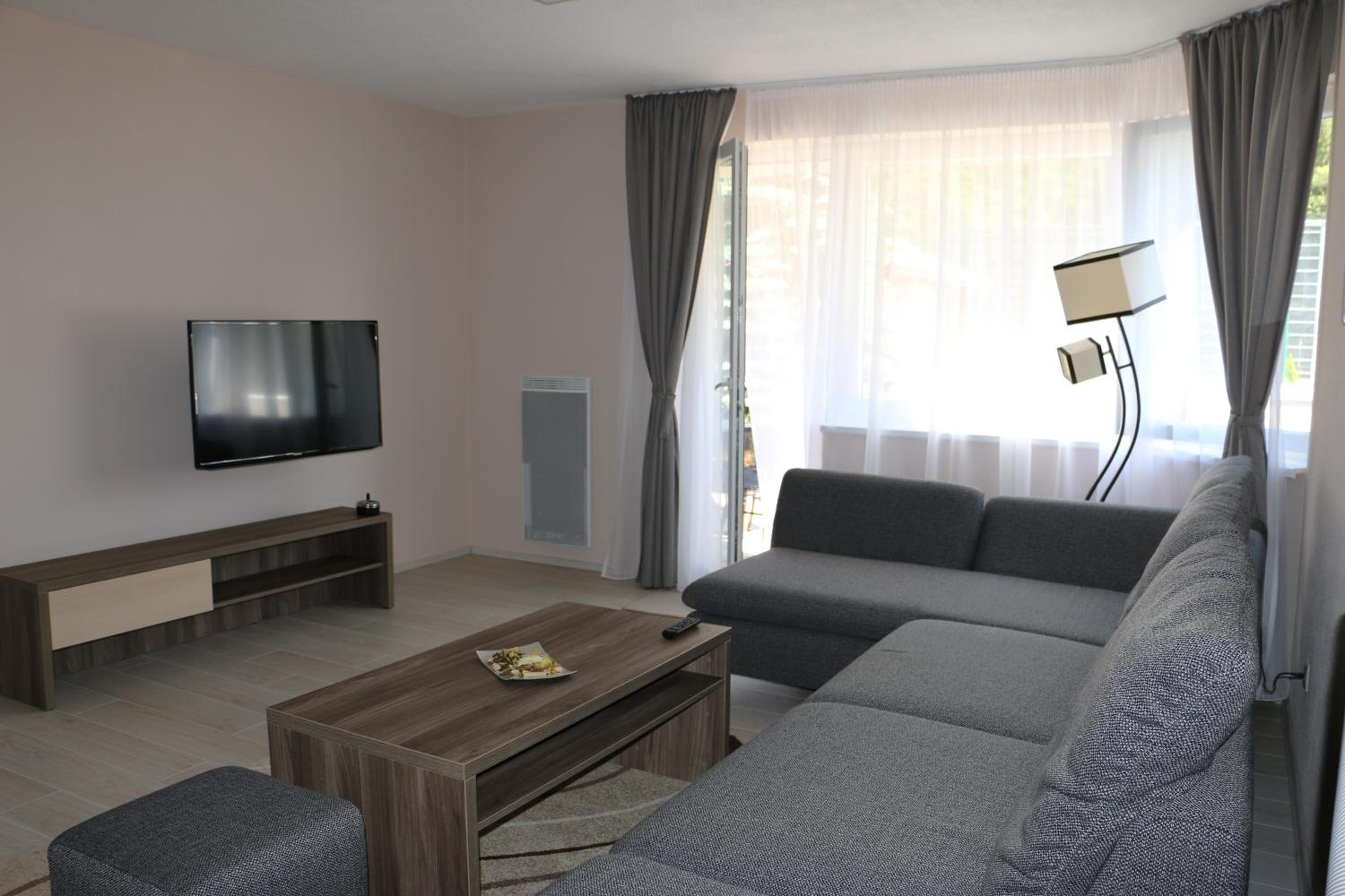 Deluxe Three-Bedroom Apartment with Terrace and free Hot Tub - Photo 3