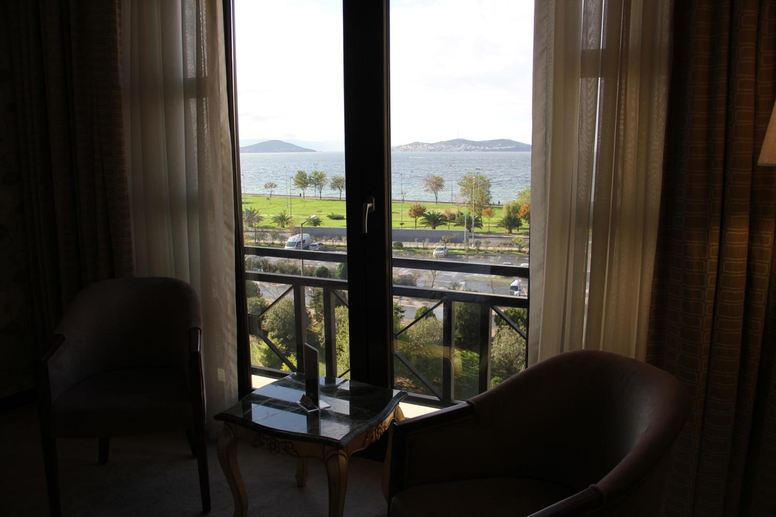 Deluxe Room with Sea View photo 2