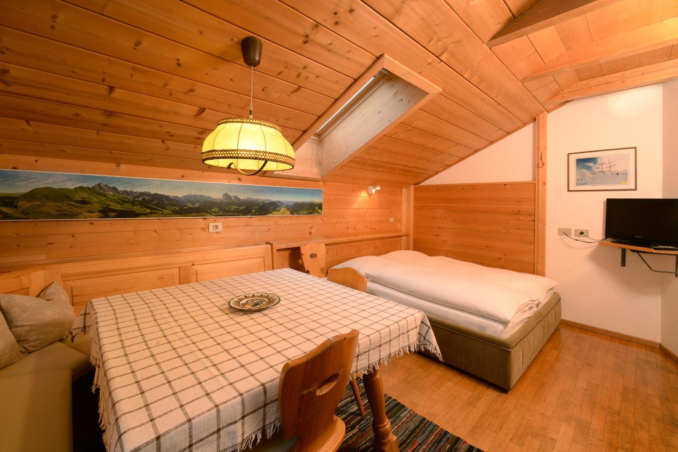 One-Bedroom Apartment with Balcony (5 Adults)