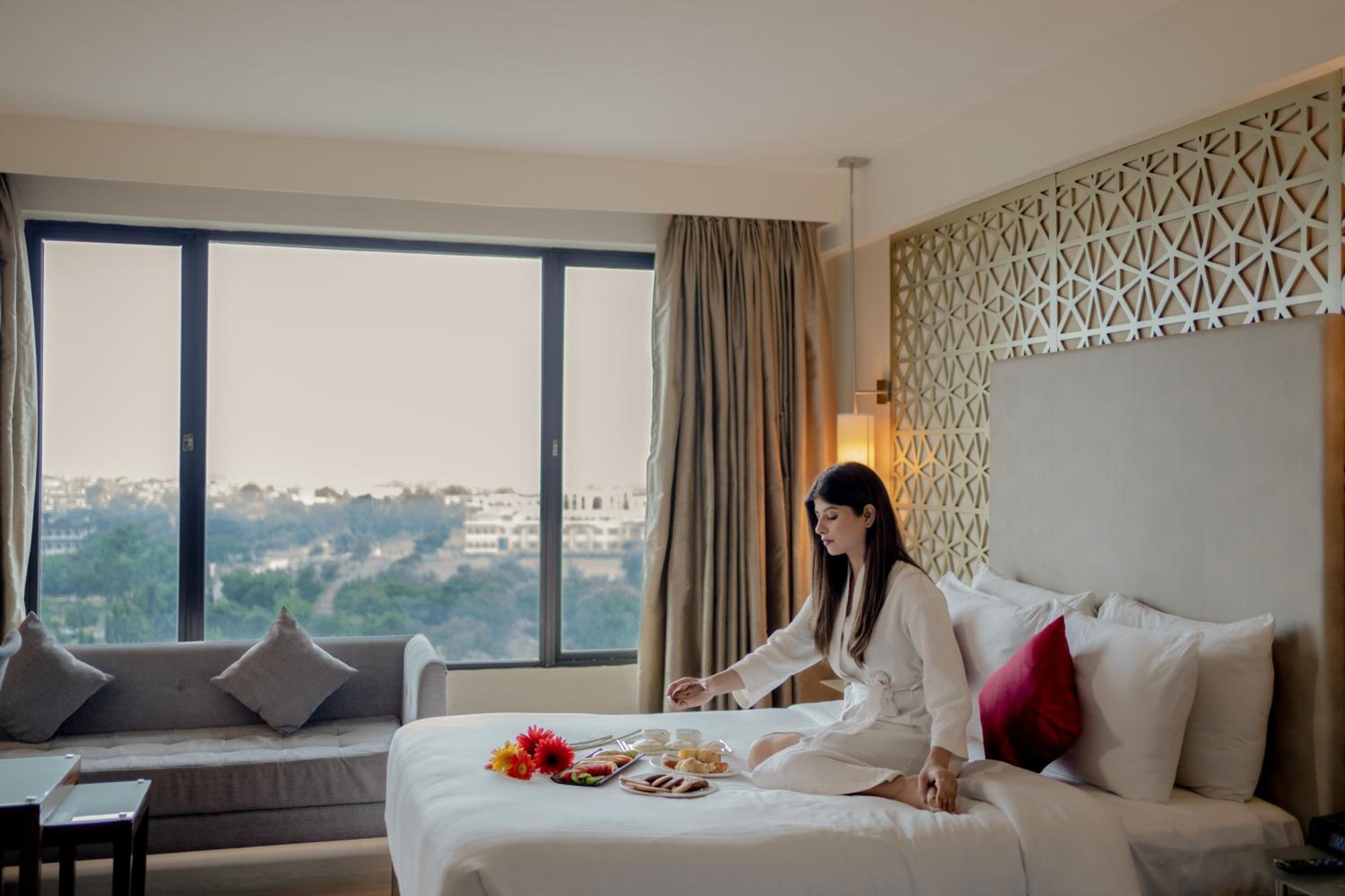 2 Queen Beds, Club Room City View, Non-Smoking - Photo 5
