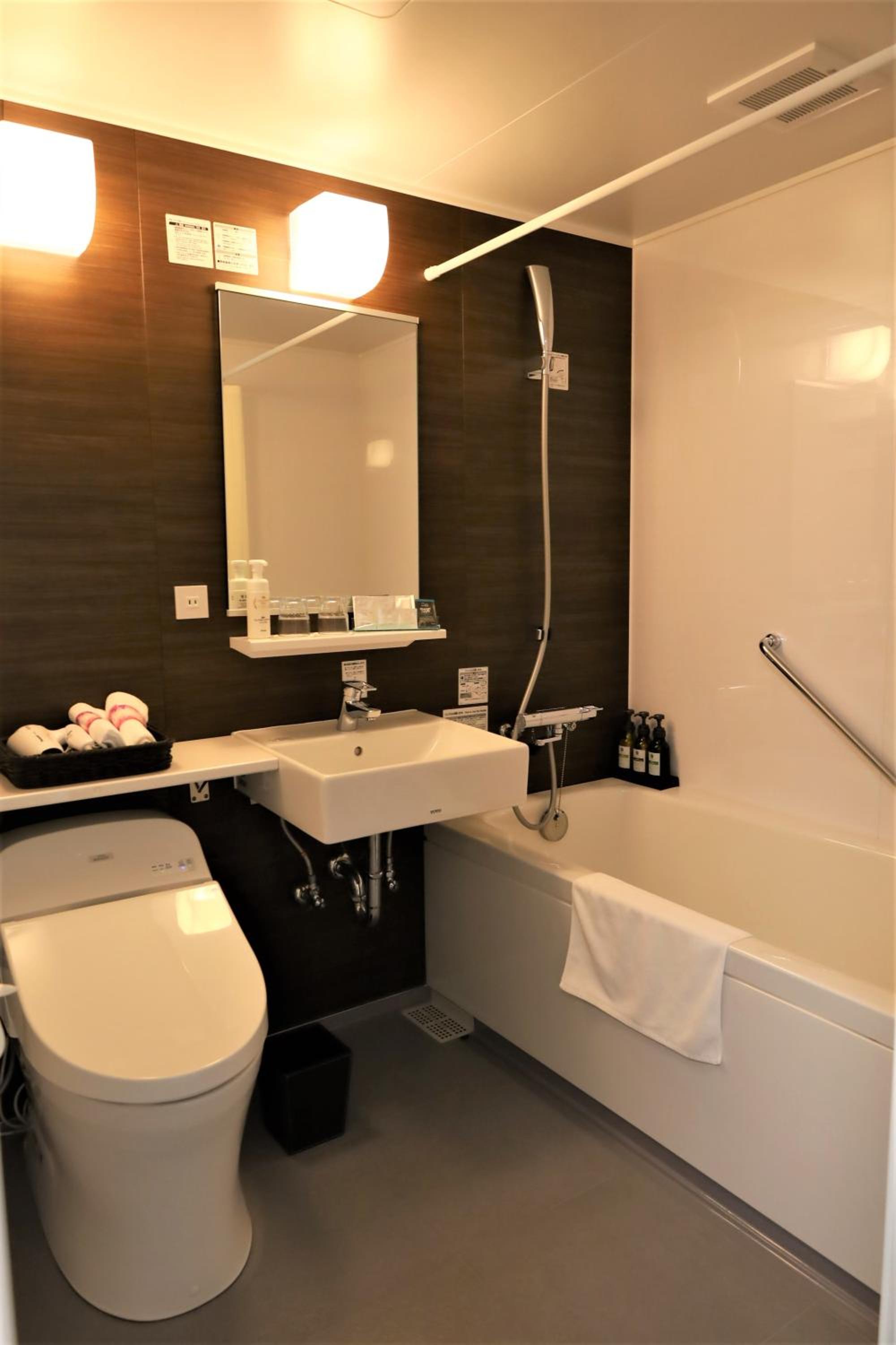 Deluxe Twin Room with Lake View thumbnail 6