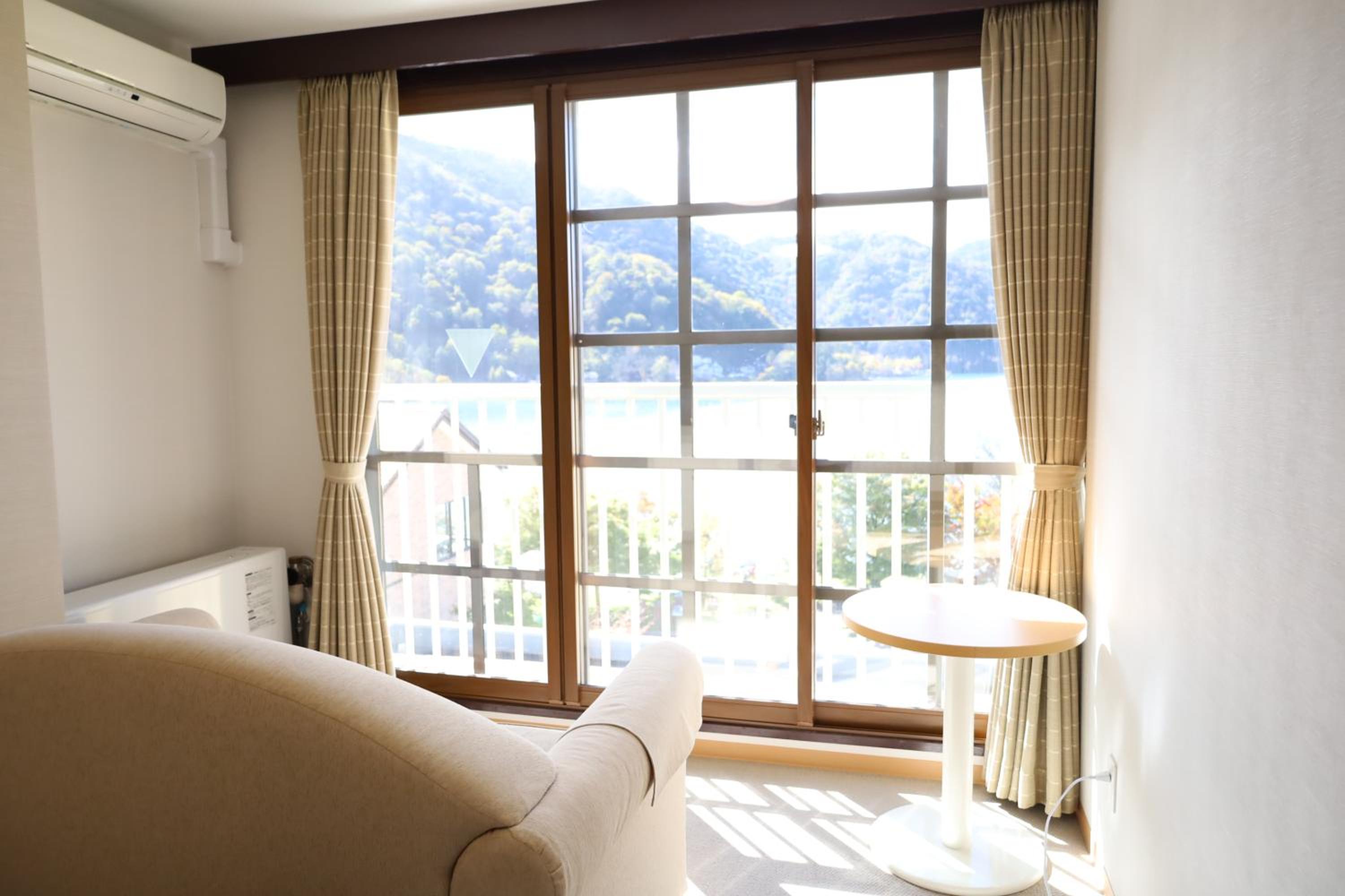 Standard Twin Room with Lake View thumbnail 5