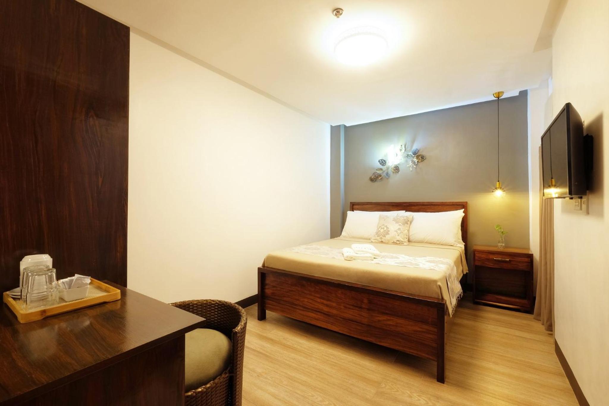 Deluxe Queen Suite - Photo 3