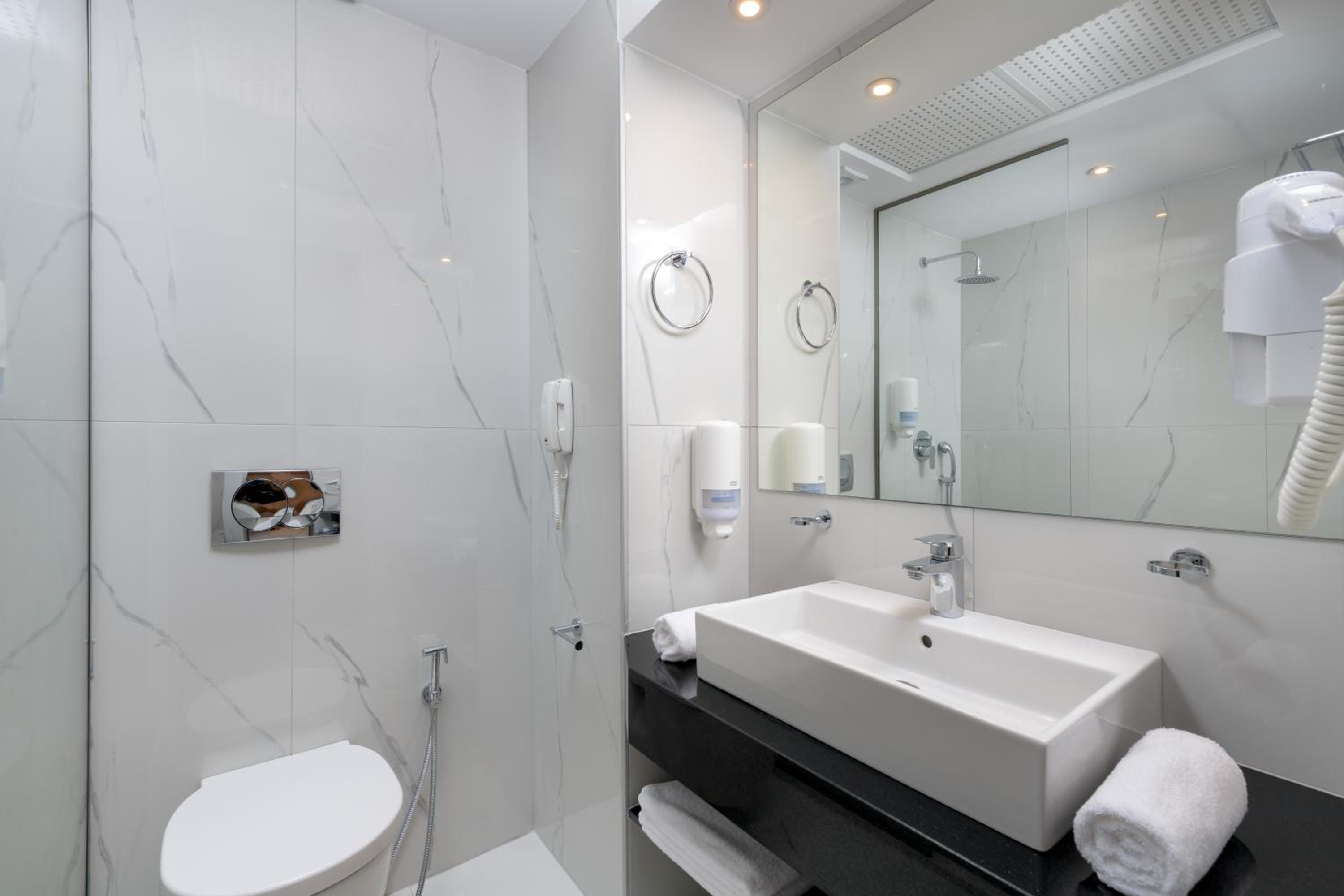 Superior Twin Room with Sea View thumbnail 5