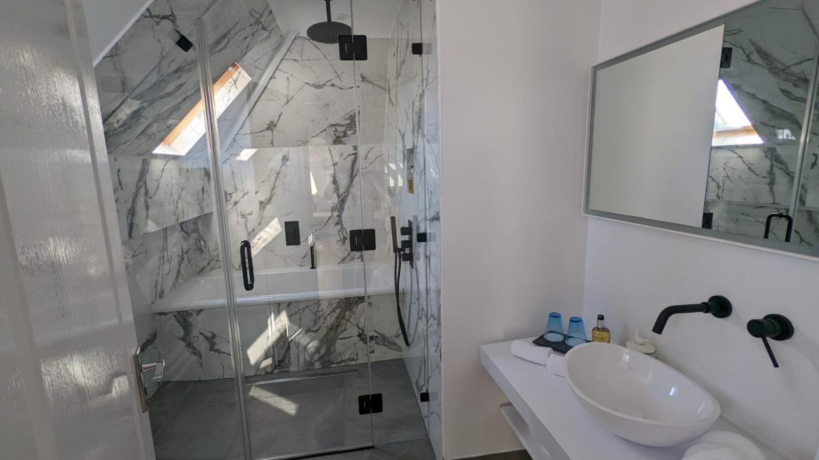 Deluxe Double Room with Partial Sea View - Photo 4
