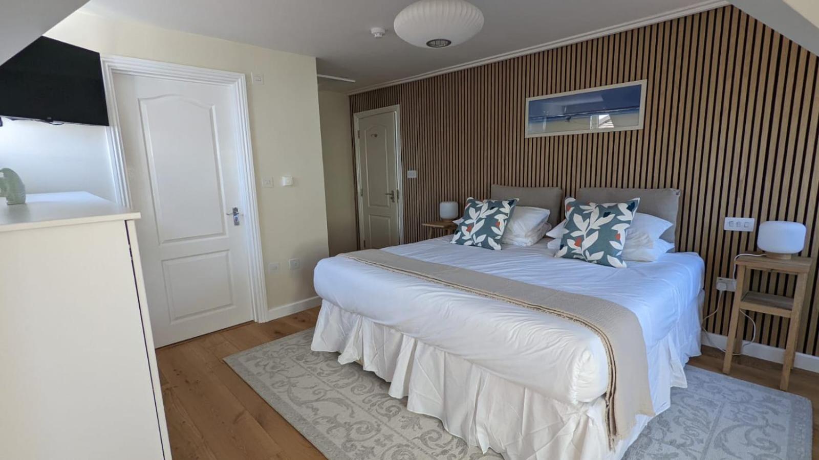 Deluxe Double Room with Partial Sea View - Photo 2