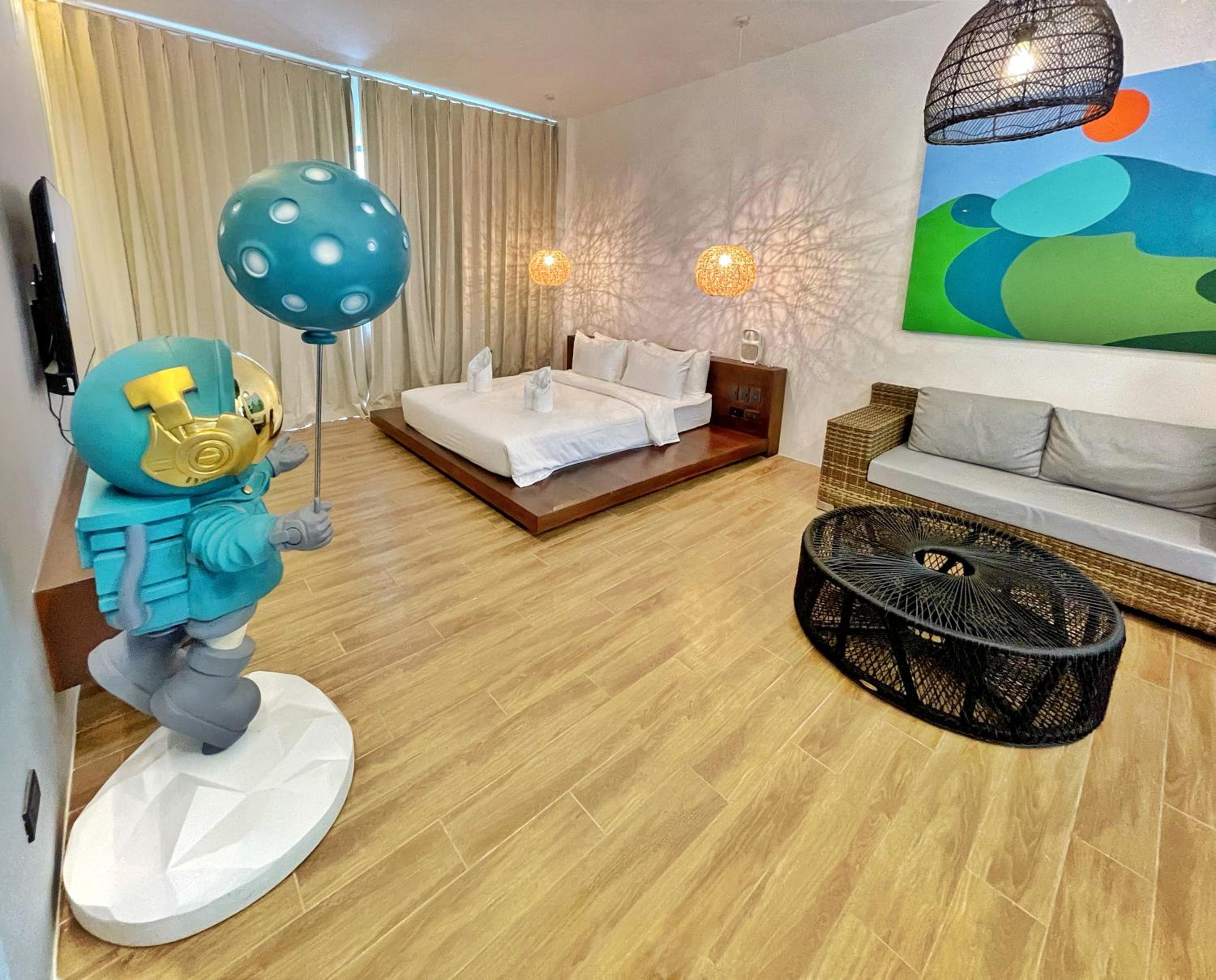 Deluxe Queen Room with Balcony & Mountain View photo 1