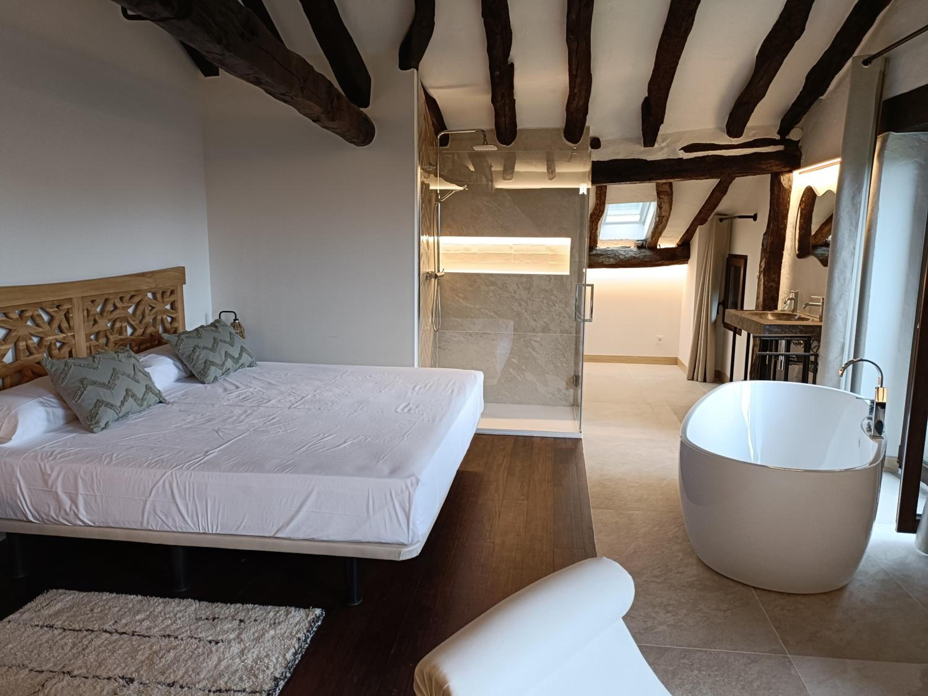 Deluxe Double Room with Bath photo 3